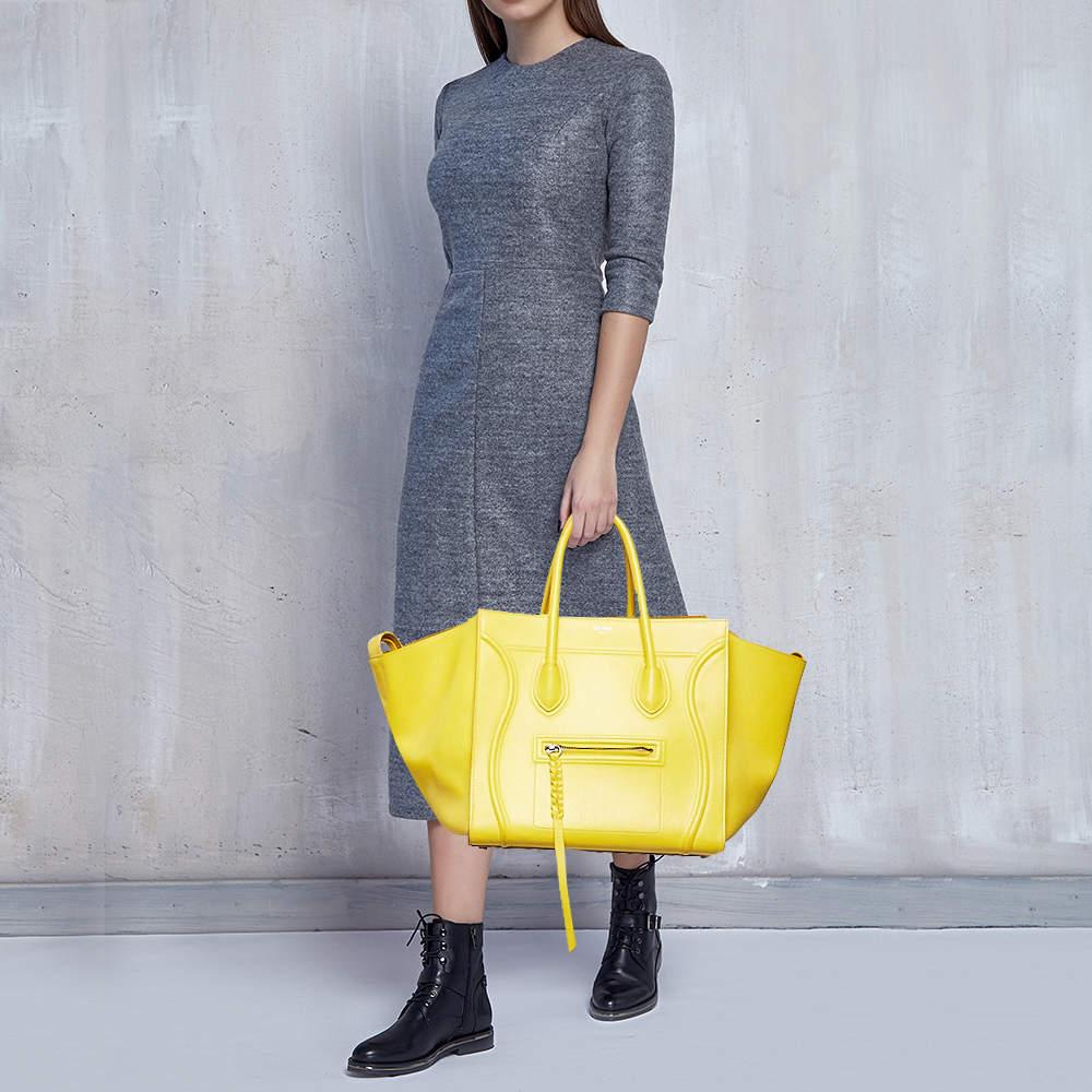 This alluring tote bag for women has been designed to assist you on any day. Convenient to carry and fashionably designed the tote is cut with skill and sewn into a great shape. It is well equipped to be a reliable accessory.