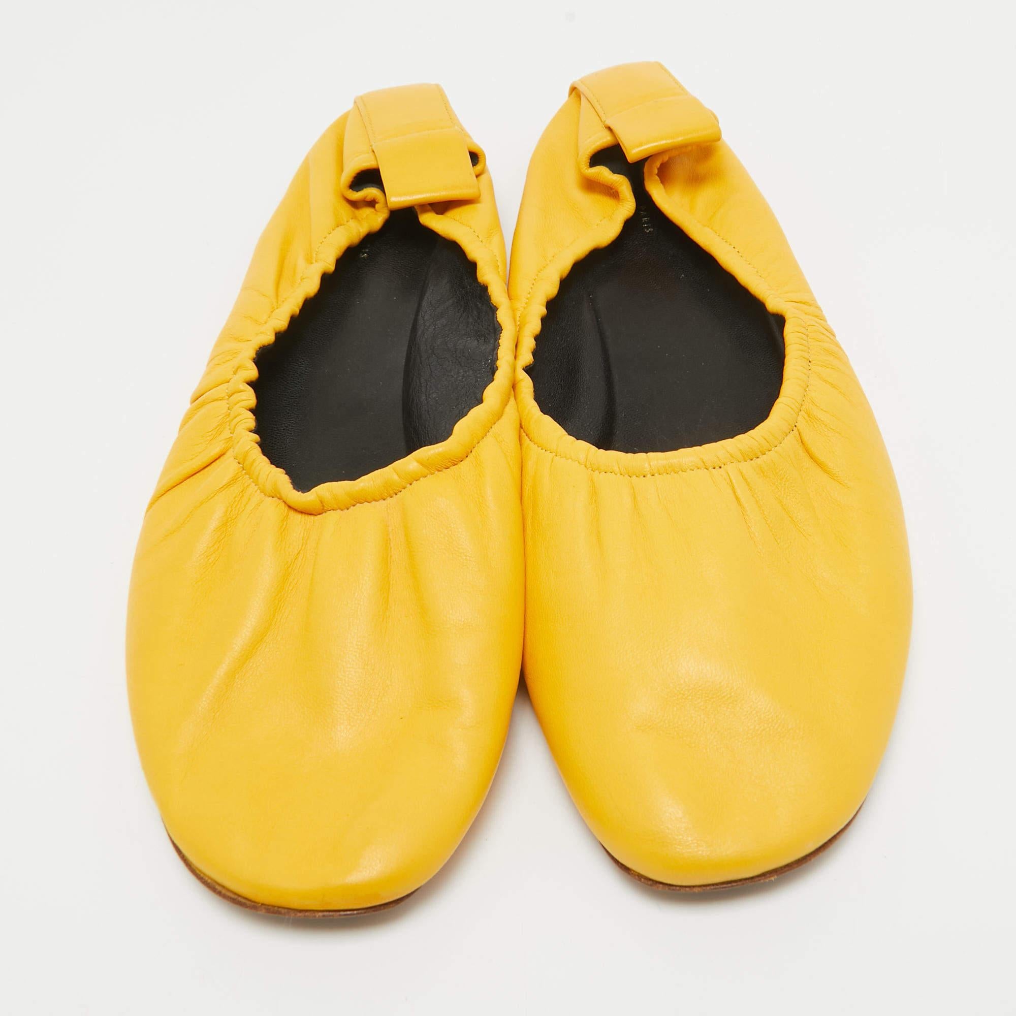 Celine Yellow Leather Scrunch Ballet Flats Size 38 In Good Condition For Sale In Dubai, Al Qouz 2