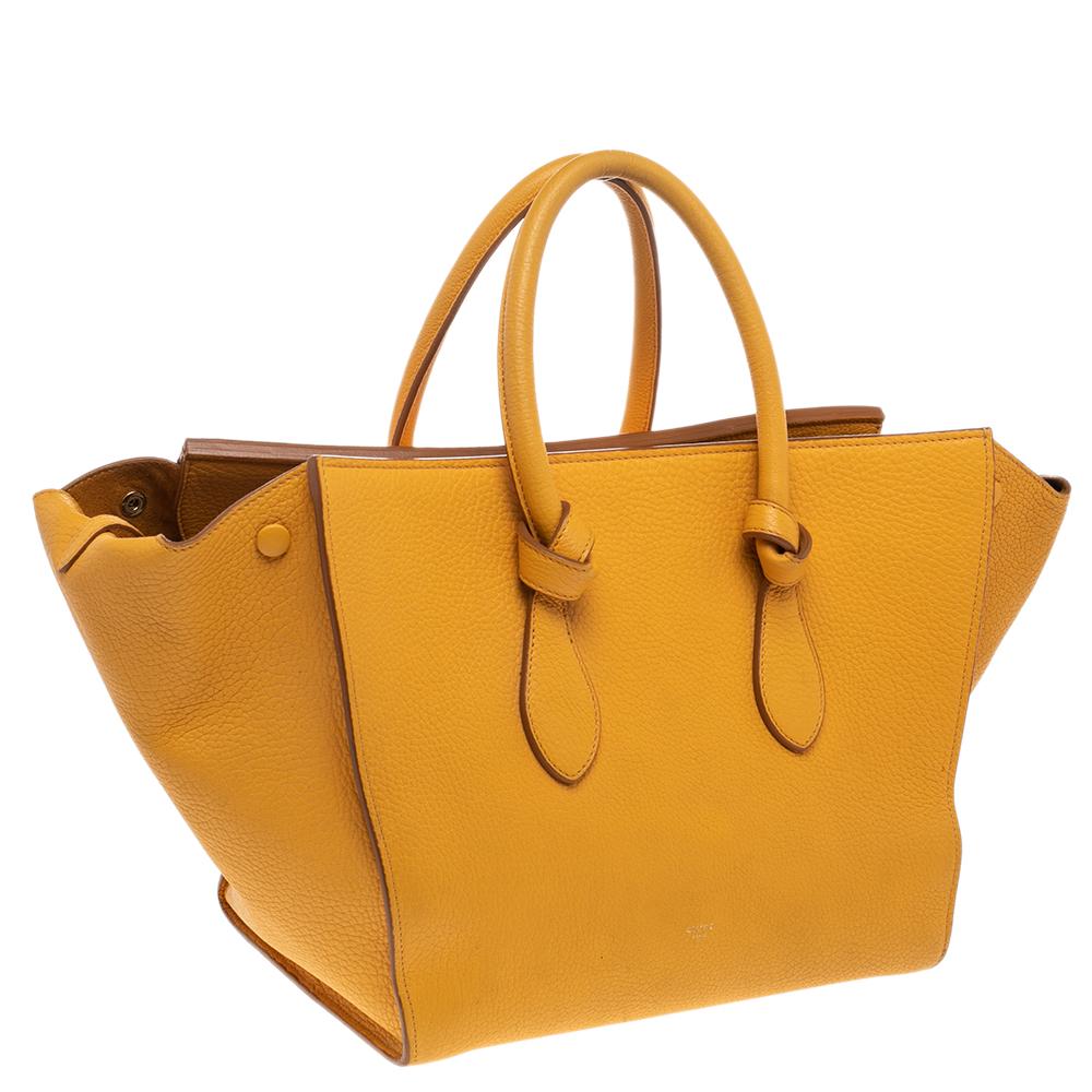 Celine - Petit sac à main en cuir jaune Bon état - En vente à Dubai, Al Qouz 2