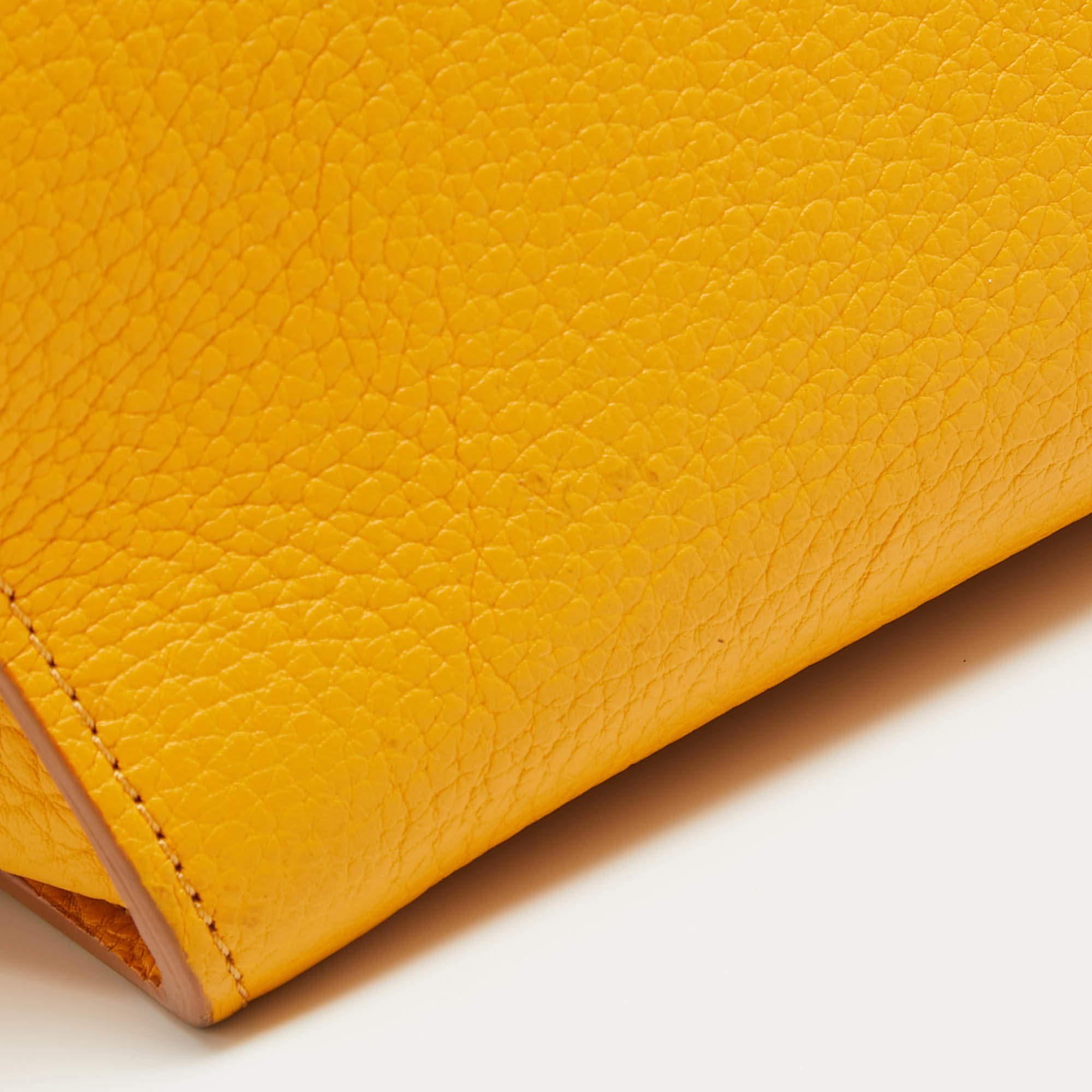 Petit sac à main en cuir jaune de Celine avec pochette en vente 8