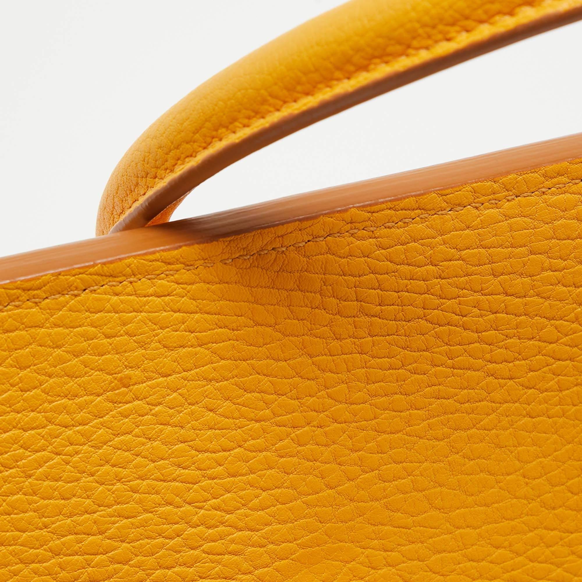 Petit sac à main en cuir jaune de Celine avec pochette en vente 9