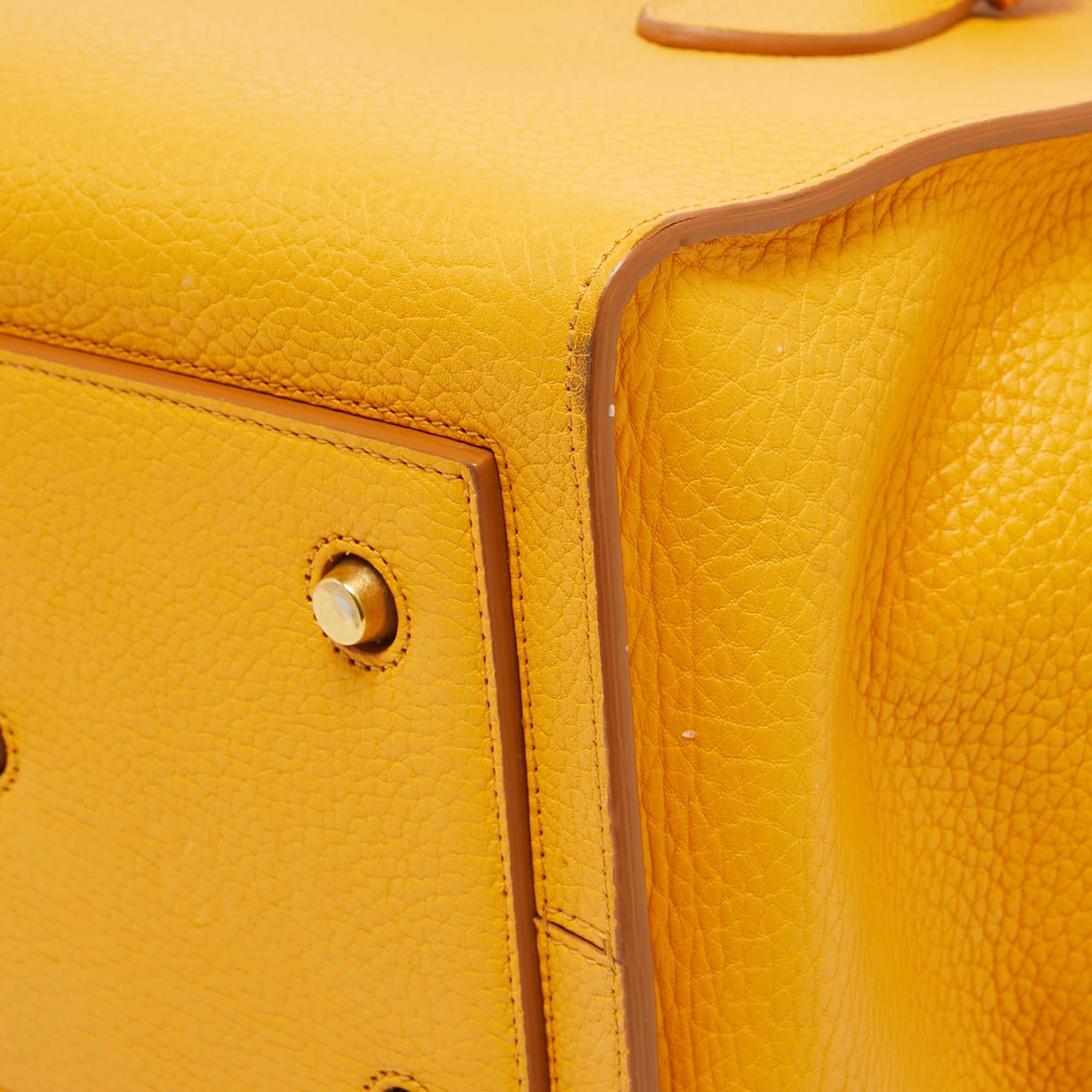 Petit sac à main en cuir jaune de Celine avec pochette en vente 11