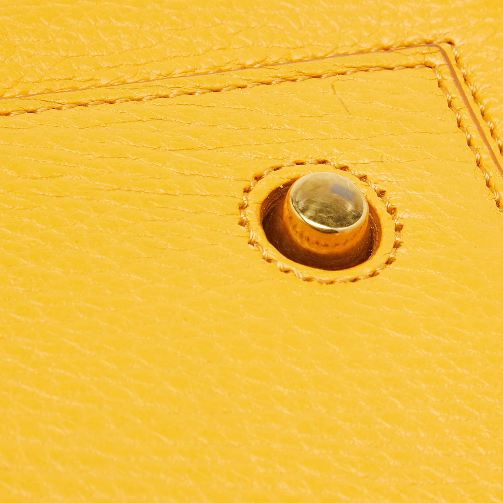Petit sac à main en cuir jaune de Celine avec pochette en vente 13