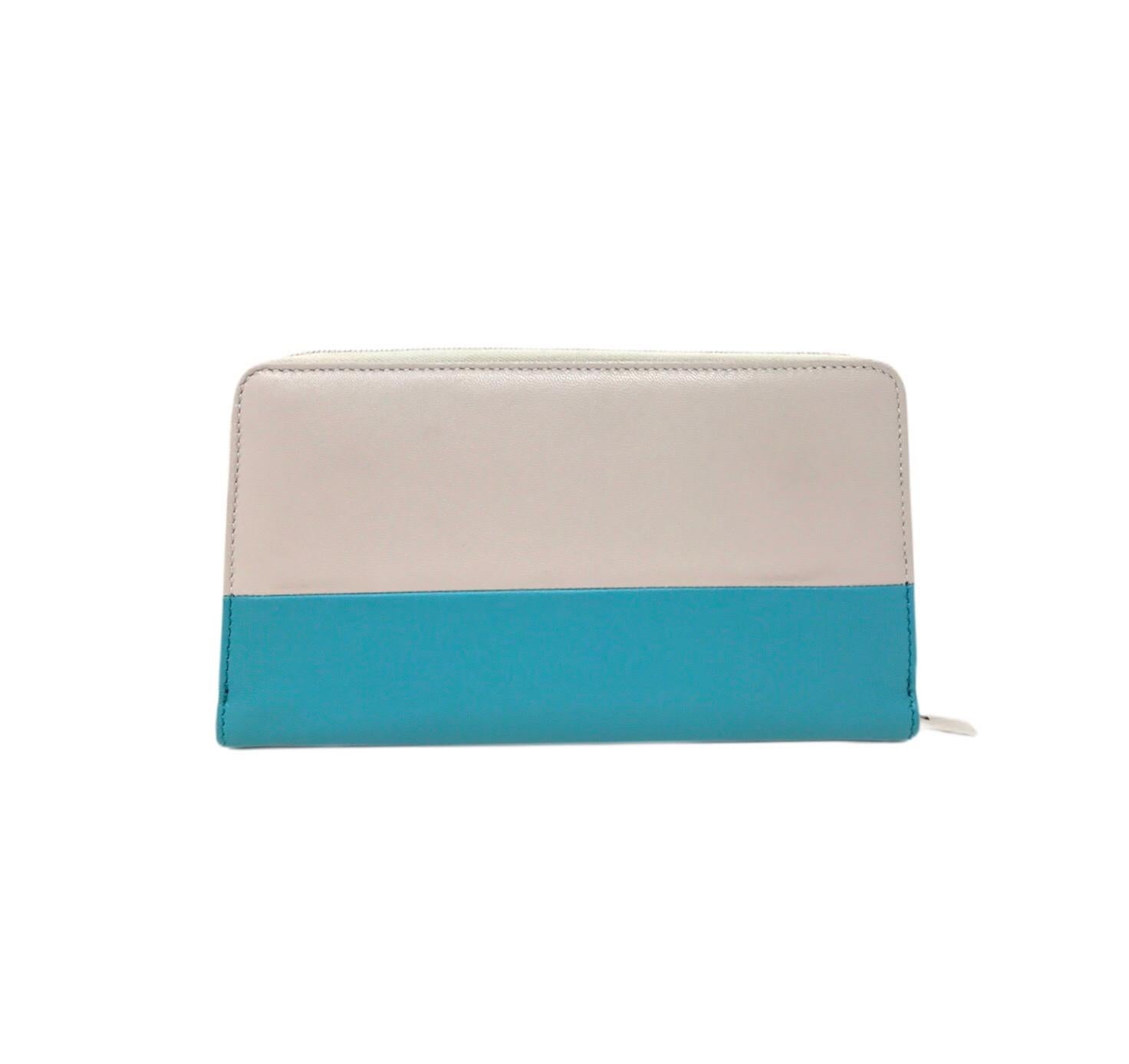 Celine Zippy wallet. In smooth gray and light blue lambskin, card holder and zip pocket inside, in excellent condition, size 18 cm

Silver metal closure.