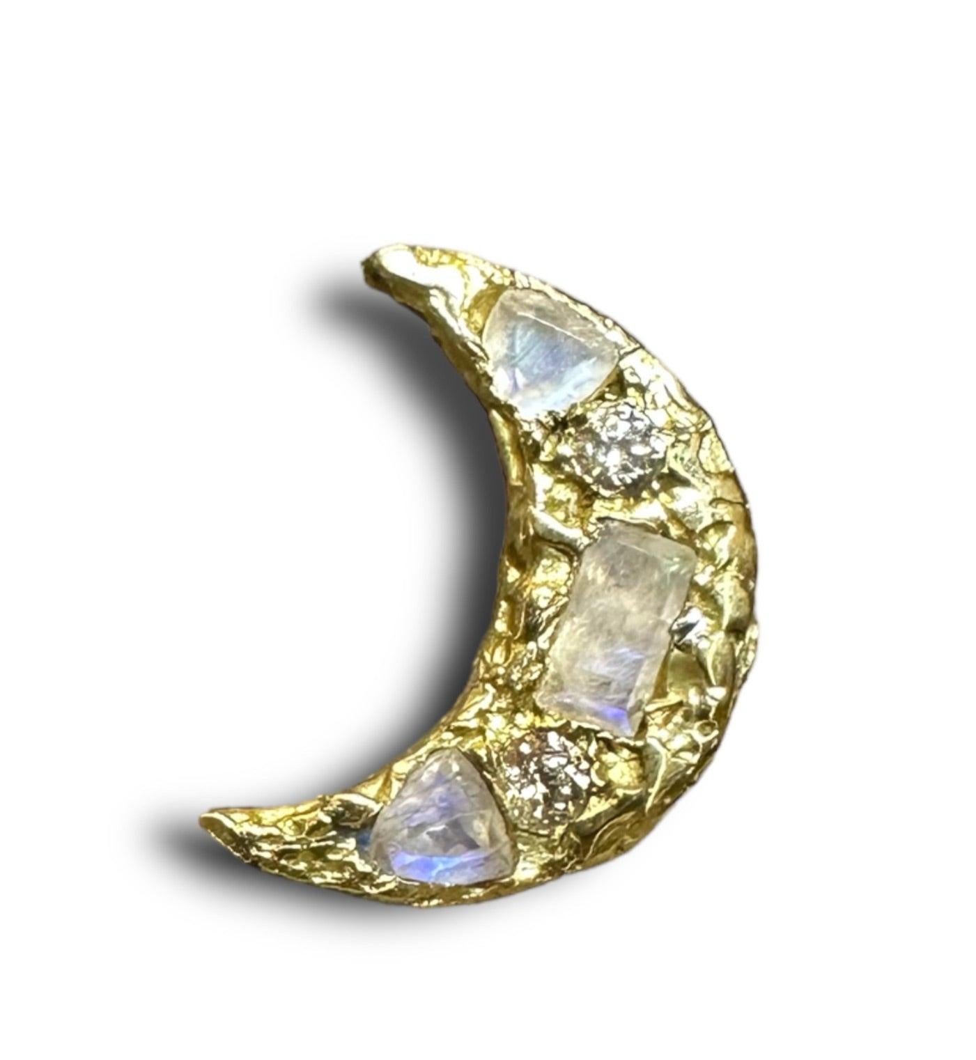 Moon Crescent stud Earrings Diamonds Moonstones in Gold one of a kind in stock In New Condition For Sale In London, GB