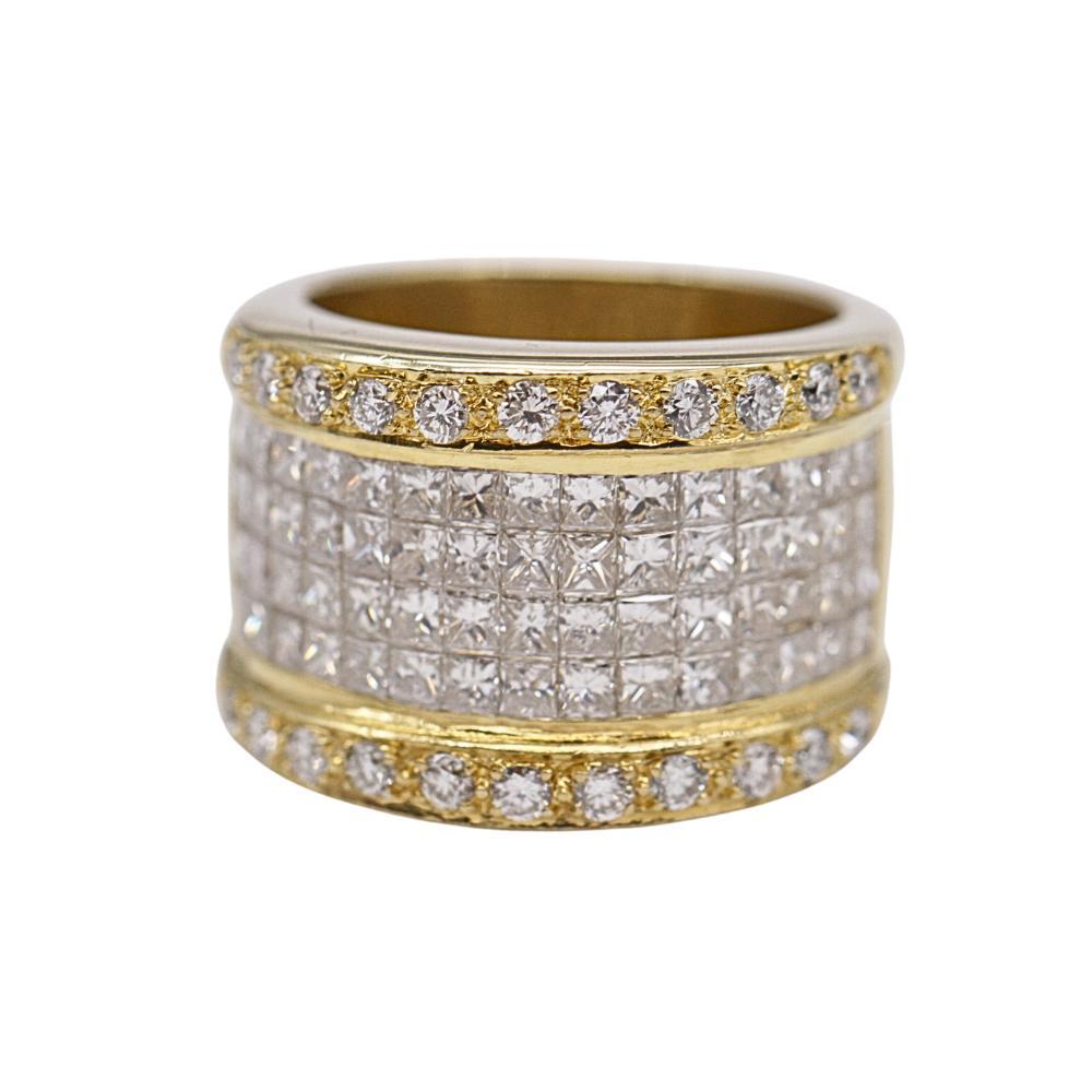 Anello con diamanti CELION per donna: 60x diamanti taglio principessa con incastonatura invisibile e 22x diamanti Brilliante, peso totale 3,60ct.  Taglia 7,5 (US) 15 (ES)  oro giallo 18 carati  21,60 grammi.  Dimensioni: Larghezza 1,6 cm  Questo