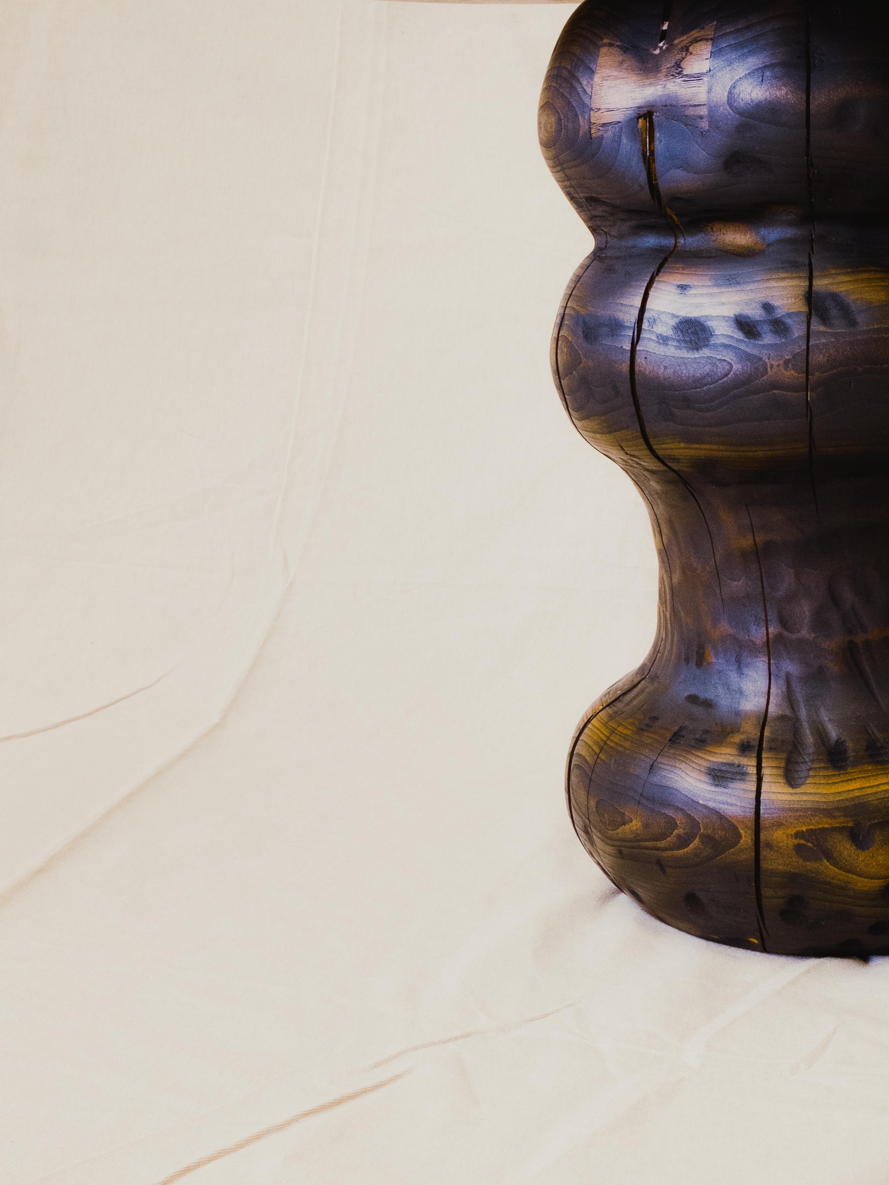 Espagnol Table de chevet européenne massif en cerisier Sunset Gold de Marco Calhau en vente
