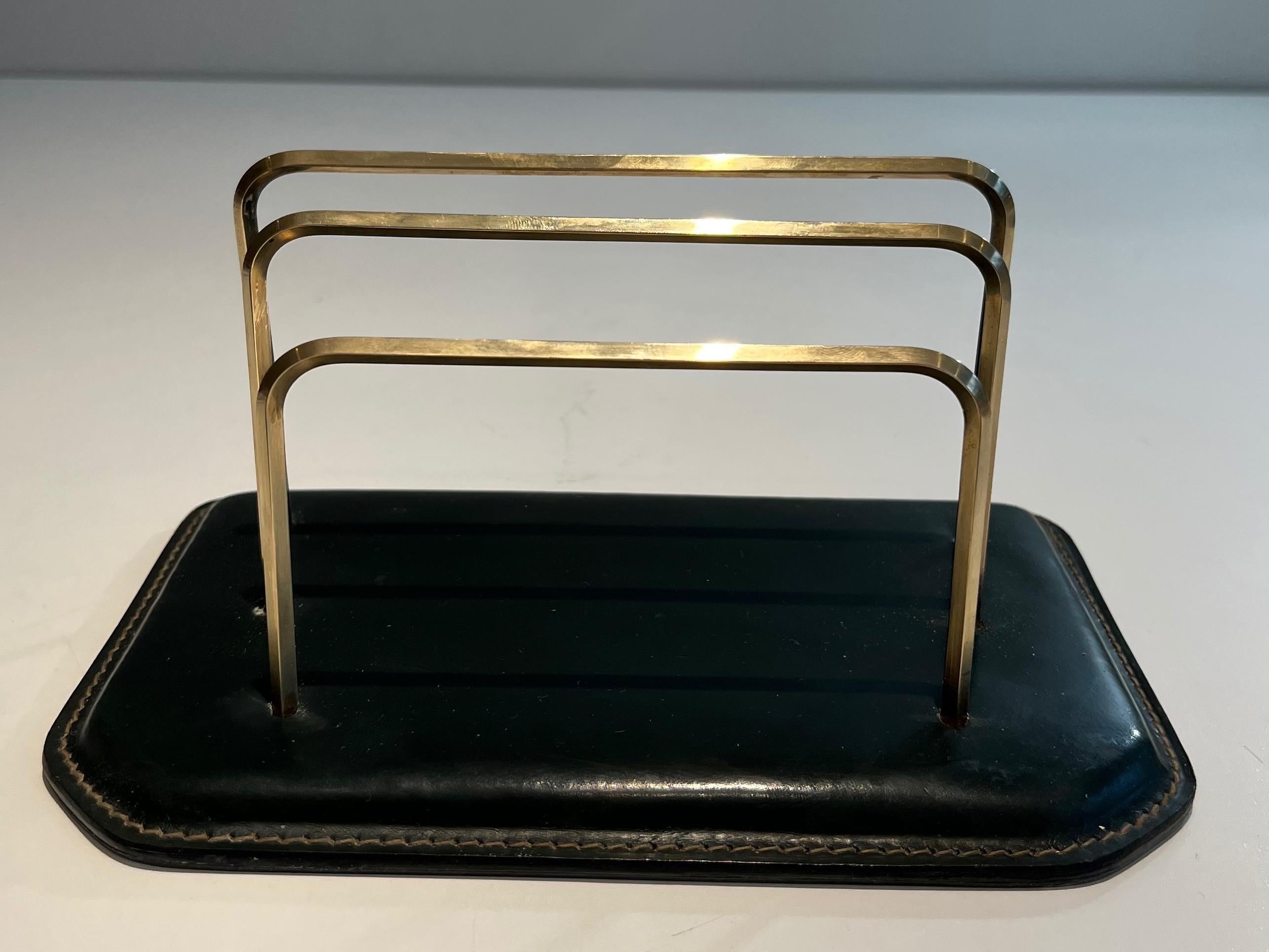 Diese schöne Aktentasche ist aus gestepptem Leder und Messing gefertigt. Es handelt sich um ein französisches Werk im Stil von Jacques Adnet. CIRCA 1950