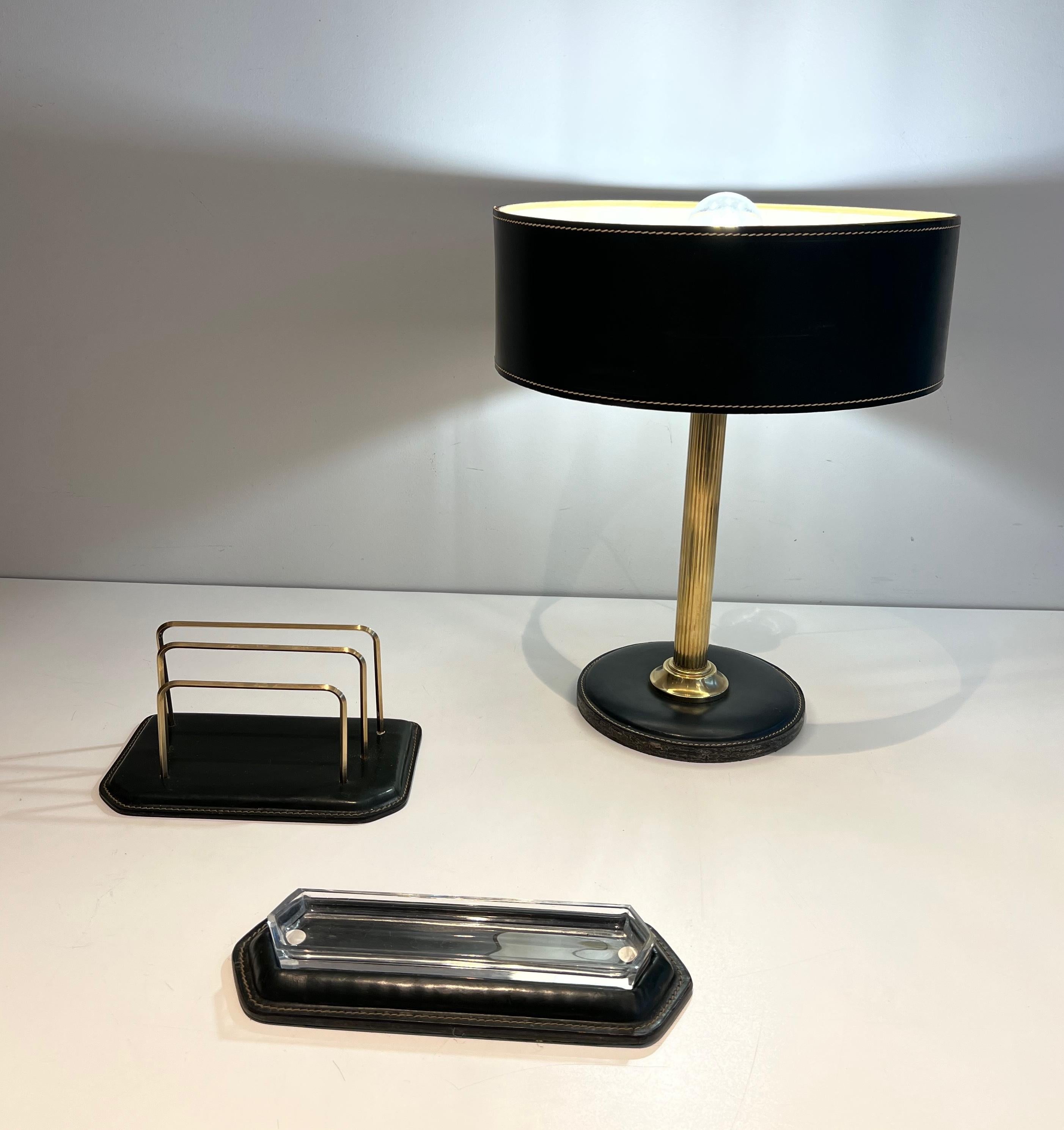 Cellar Gestepptes Leder-Schreibtisch-Set. Französisches Werk im Stil von Jacques Adnet im Angebot 7