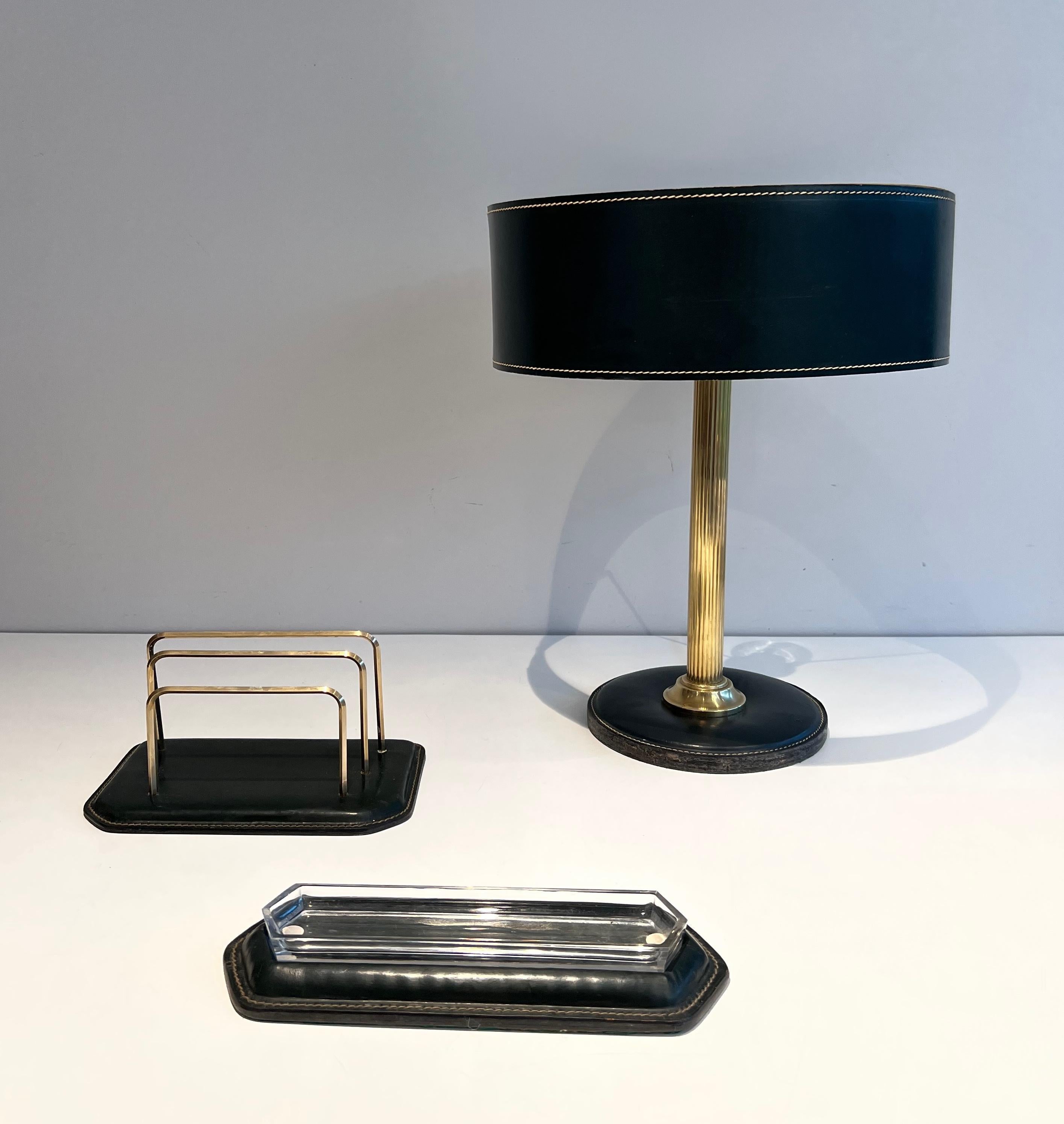 Dieses Schreibtischset besteht aus einer schönen Tischlampe, einem Stifthalter und einer Aktentasche. Diese sind aus gestepptem Leder, Messing und Glas gefertigt. Es handelt sich um ein französisches Werk im Stil des berühmten Designers Jacques