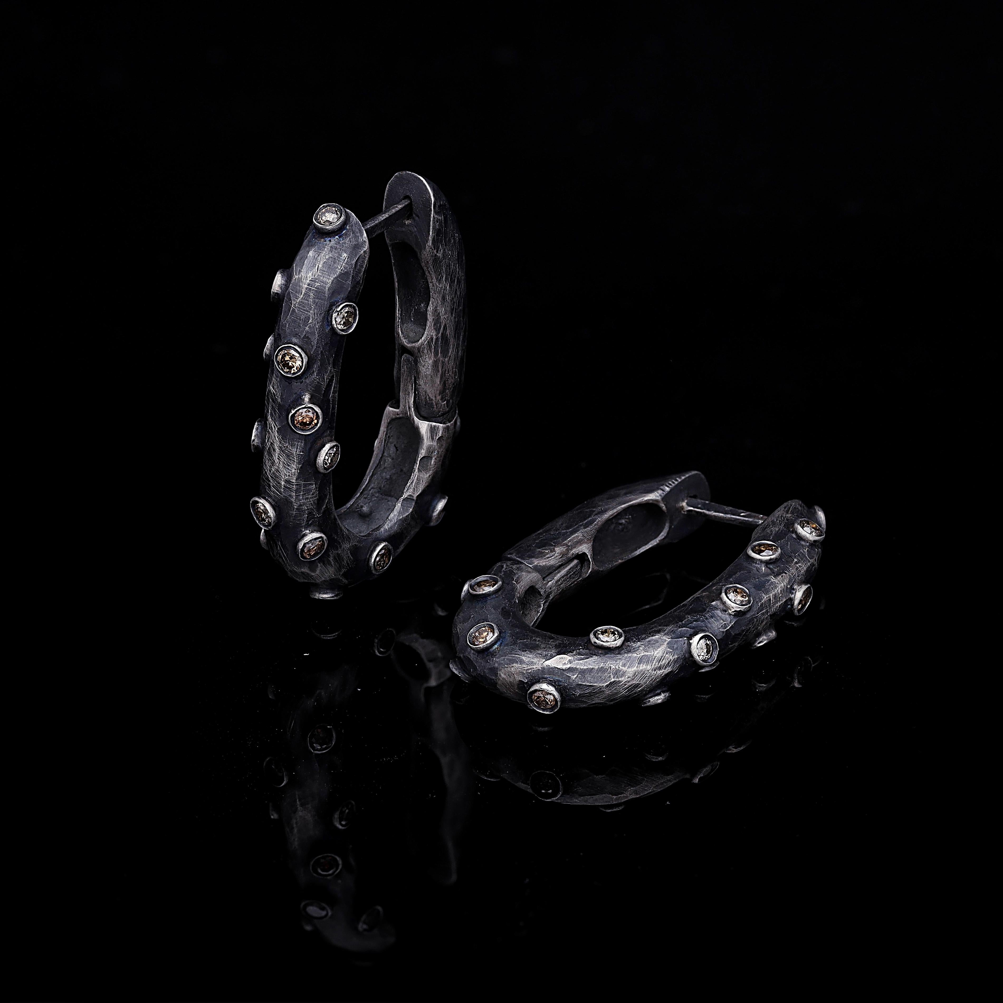 Taille ronde Boucles d'oreilles Huggie en argent oxydé Celles avec diamants en vente