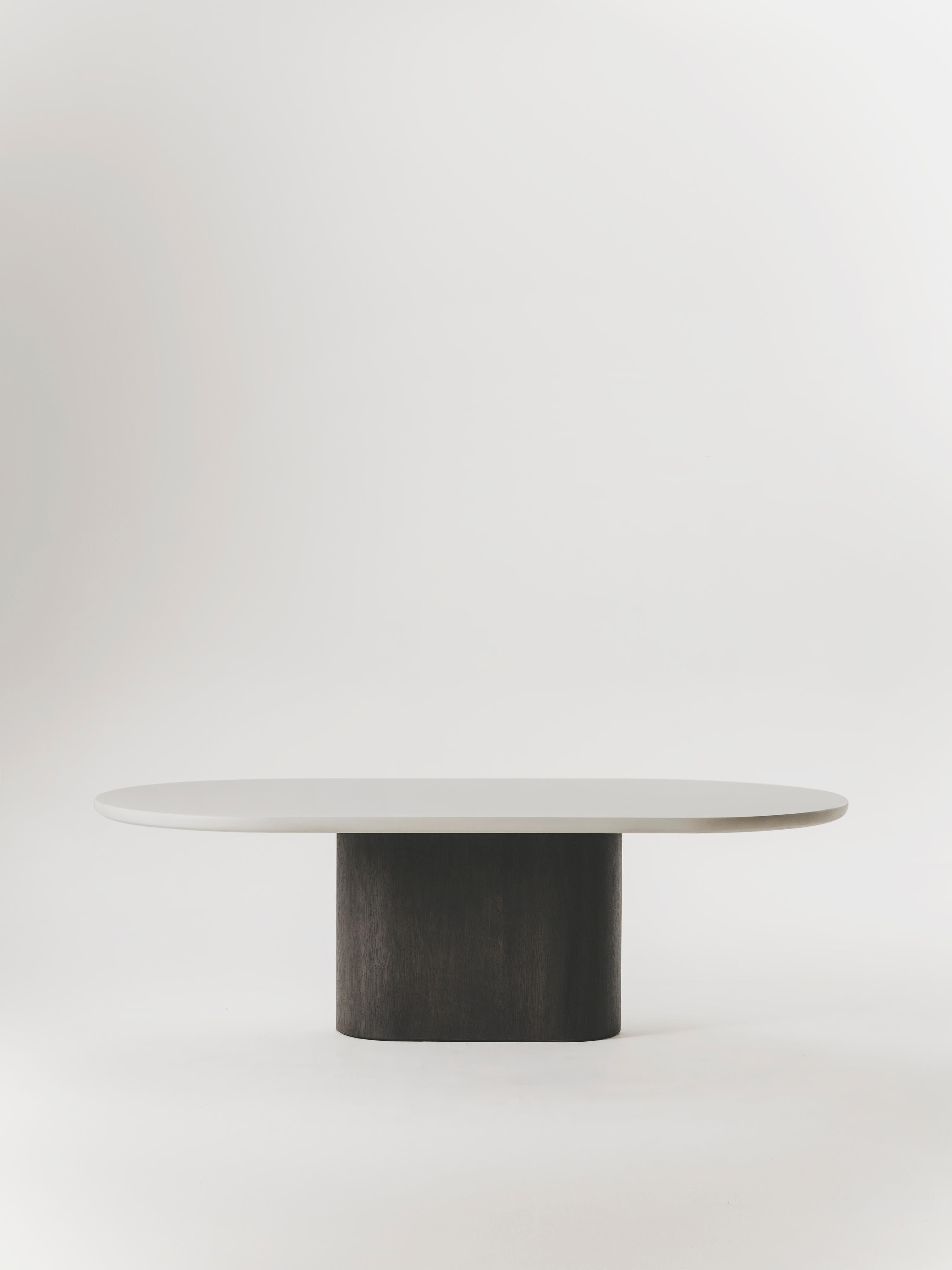 Fait main Table de salle à manger Cello en microciment et placage de bois par Marlot Baus en vente