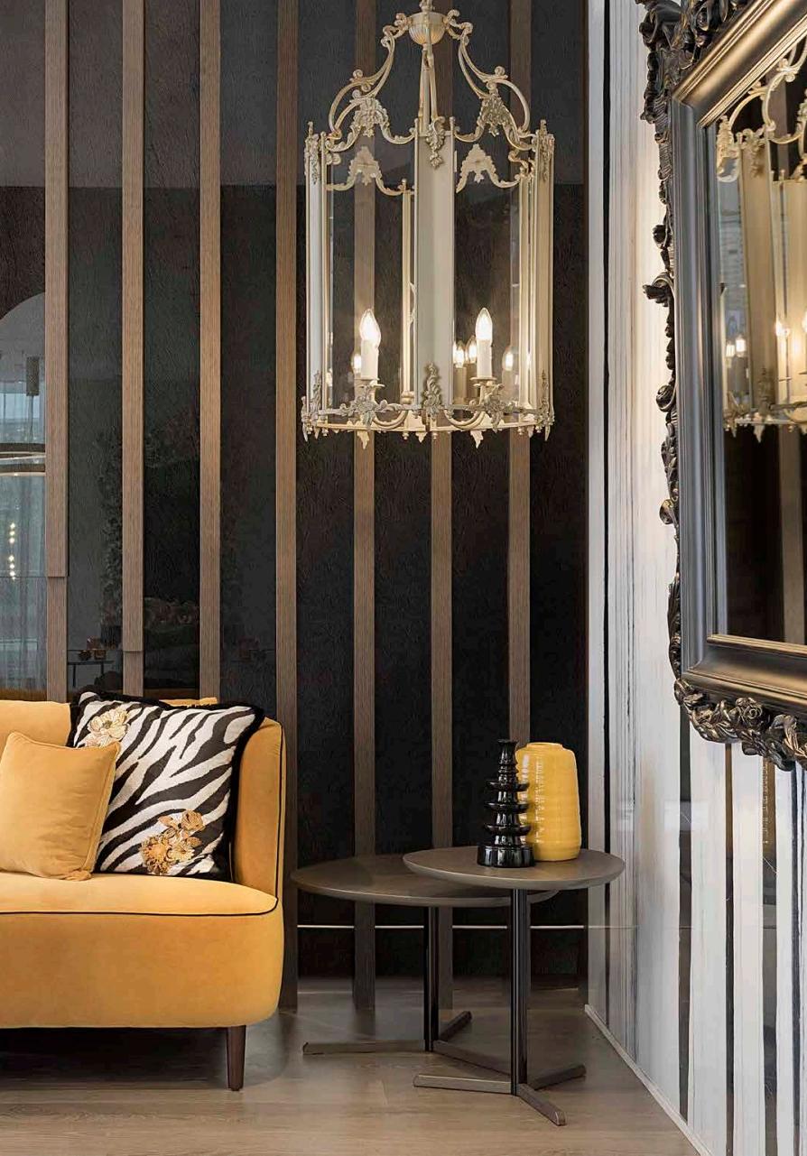 Scopri l'eleganza senza tempo della nostra lanterna da soffitto, realizzata in bronzo fuso e rifinita con una sofisticata finitura champagne.

 I suoi delicati motivi di foglie e rami, ispirati allo stile Luigi XV, offrono un tocco di raffinata