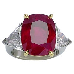 Cellini Bague à trois pierres en rubis de Birmanie taille coussin de 13,26 carats et diamants de 2,77 carats