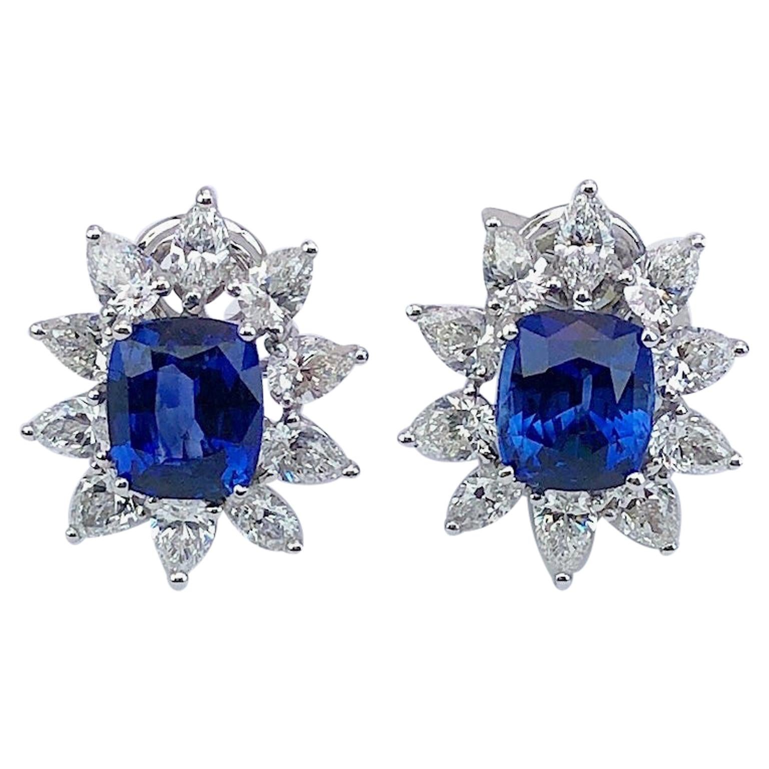 Or 18 carats 7,64 carats Cellini. Saphir bleu coussin et 3,85Ct. Boucles d'oreilles - Diamant en vente