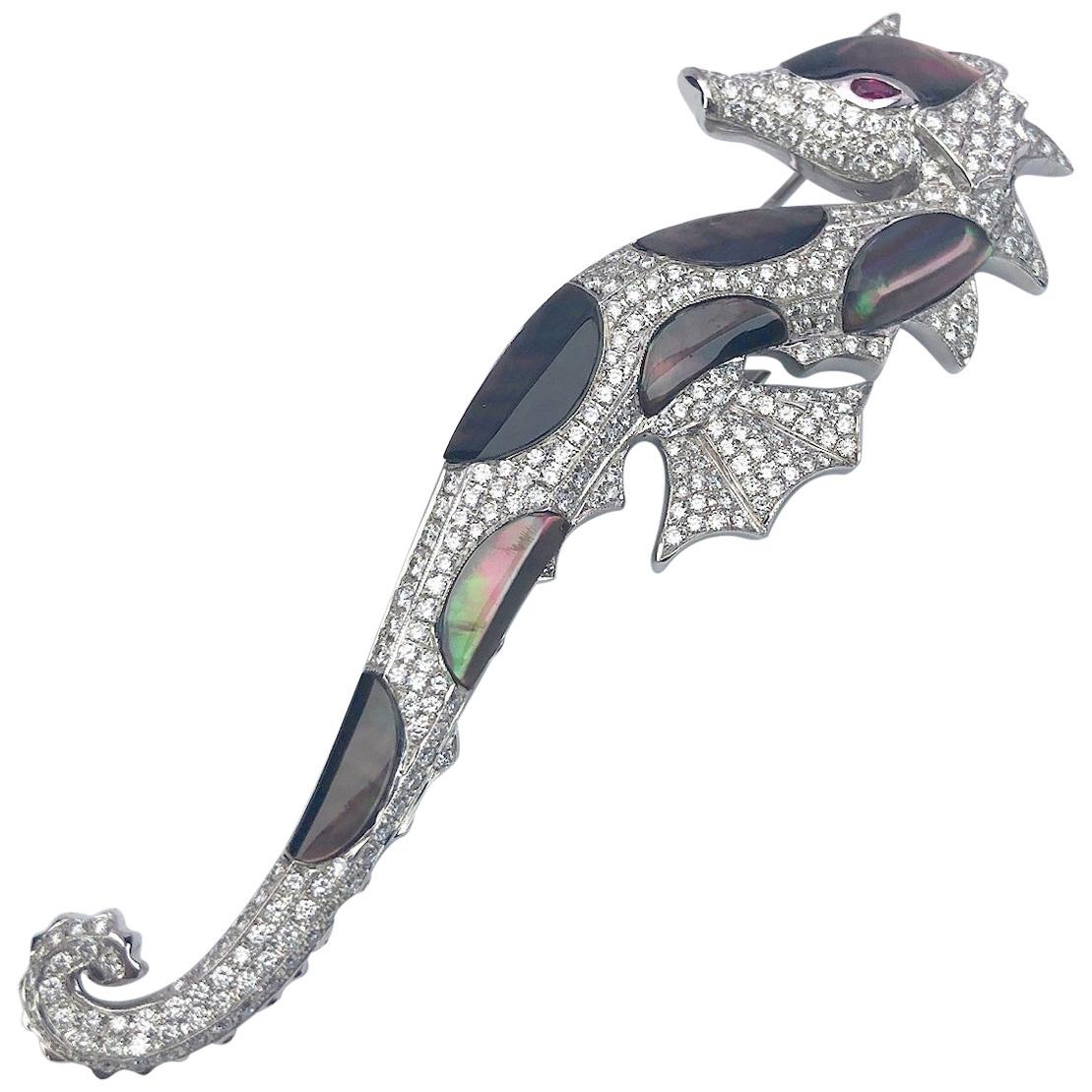 Cellini Broche cheval de mer en or blanc 18 carats, diamants et nacre noire