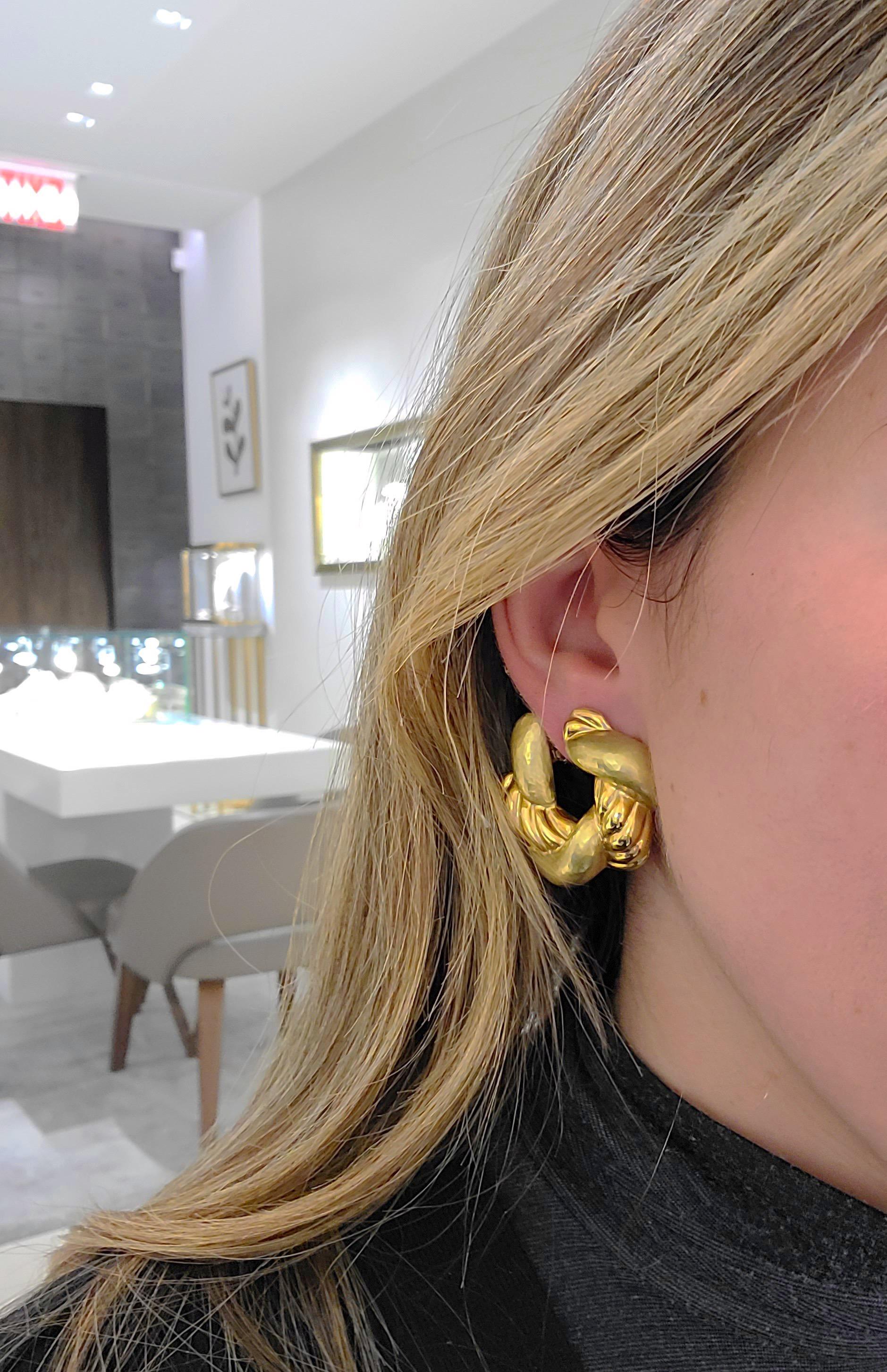 Cellini 18 Karat Yellow Gold Hammered/ Hi-Polished Braided Hoop Earrings In New Condition For Sale In New York, NY