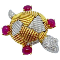 Cellini Broche tortue en or jaune et blanc 18 carats avec rubis et diamants de 2,08 carats