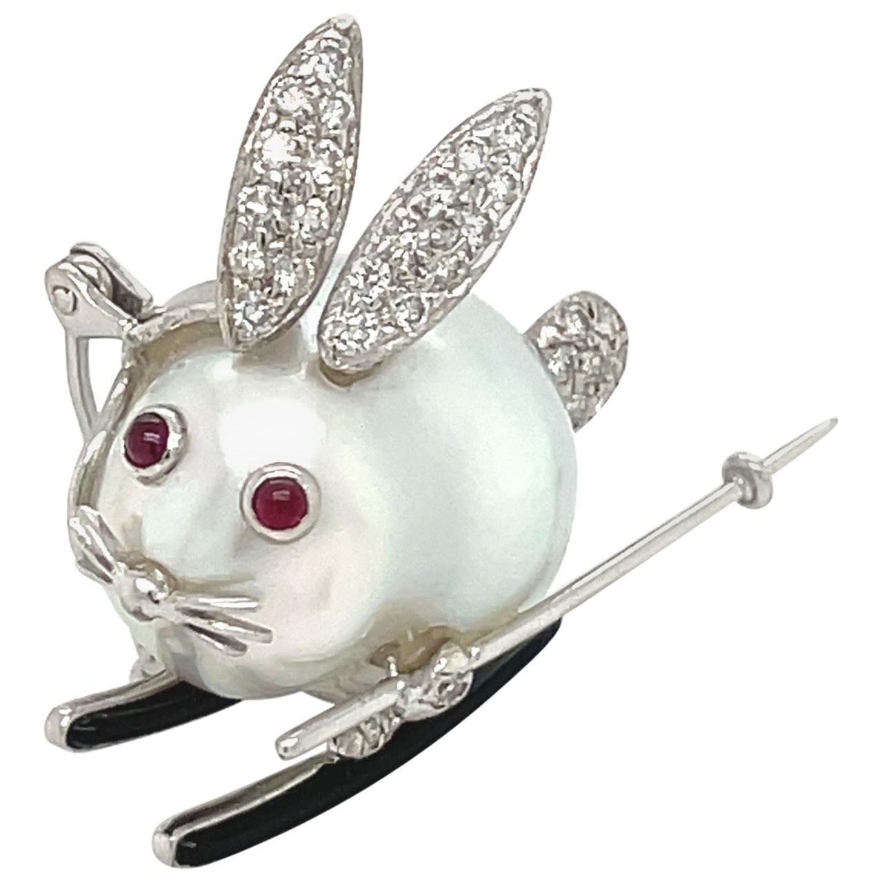 Cellini 18 Karat Weißgold Barock Perle Ski Bunny Brosche mit Diamanten und Rubinen