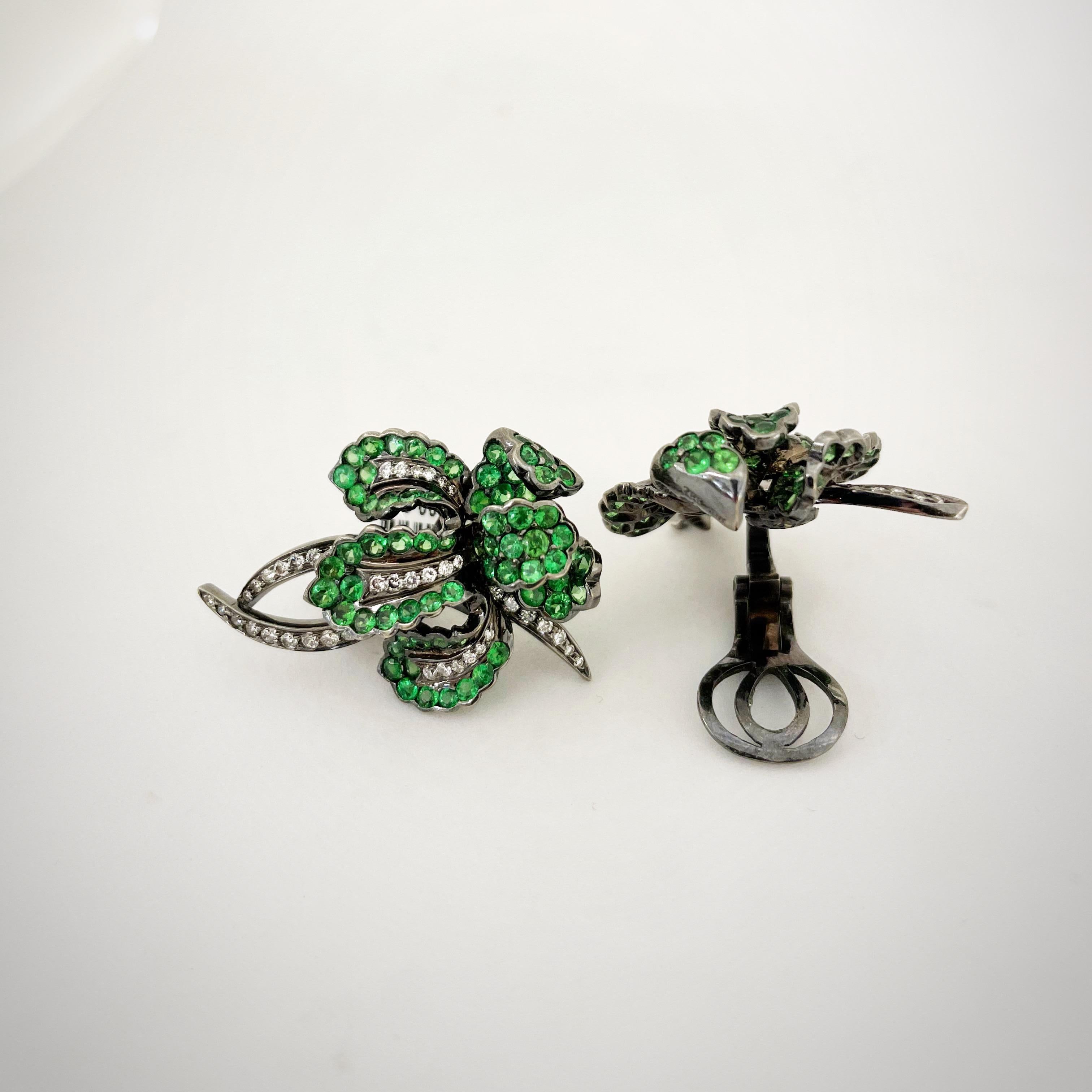 Taille ronde Cellini, boucles d'oreilles en or noirci 18 carats, diamant 1,10 carat et tsavorite orchidée 6,85 carats en vente