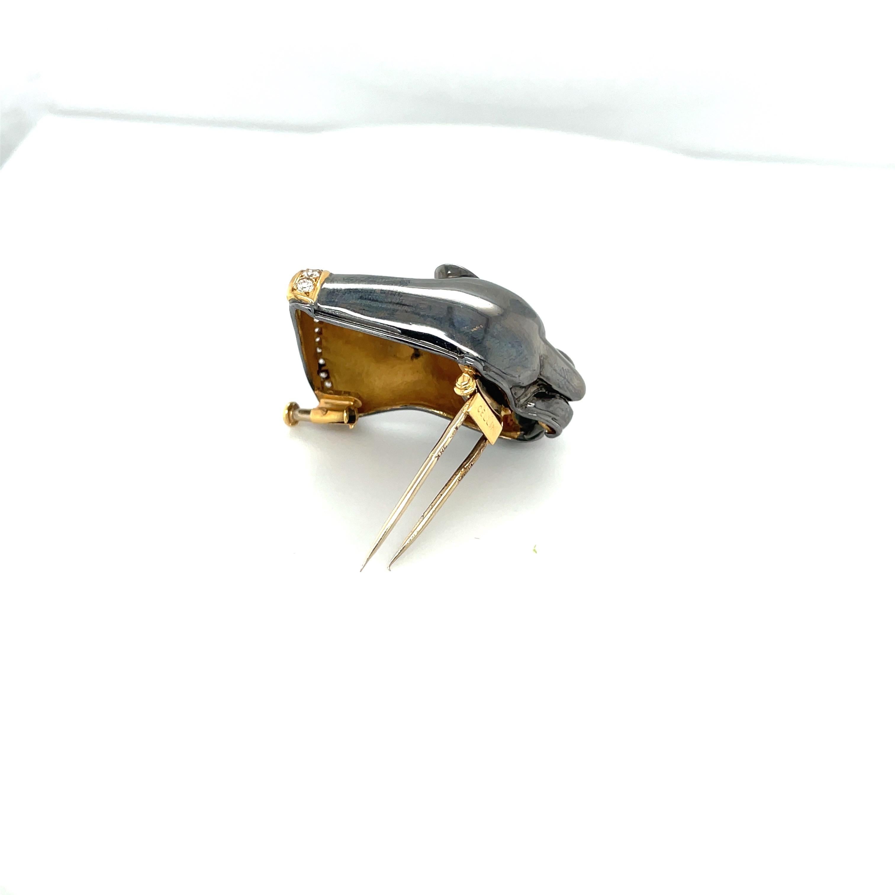 Rétro Cellini Broche panthère en or noirci 18 carats avec diamants 0,30 carat et émeraudes en vente