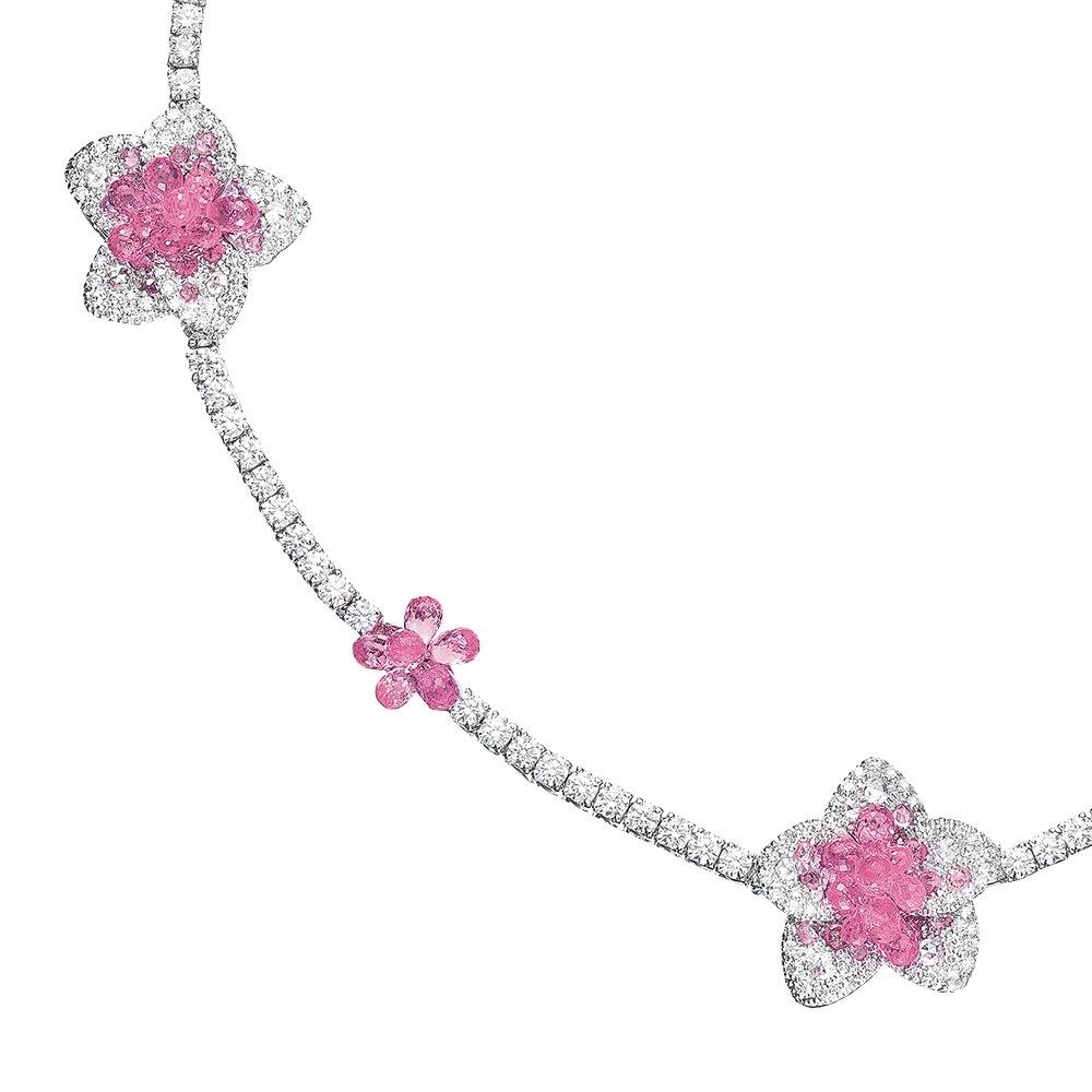 Dieses einzigartige Collier besteht aus 10,38 Karat runden Diamanten im Brillant- und Rosenschliff und 37,55 Karat rosa Saphiren.

Der Briolett-Schliff lässt die Saphire baumeln und sich bewegen, so dass sie das Licht in jedem Winkel einfangen und