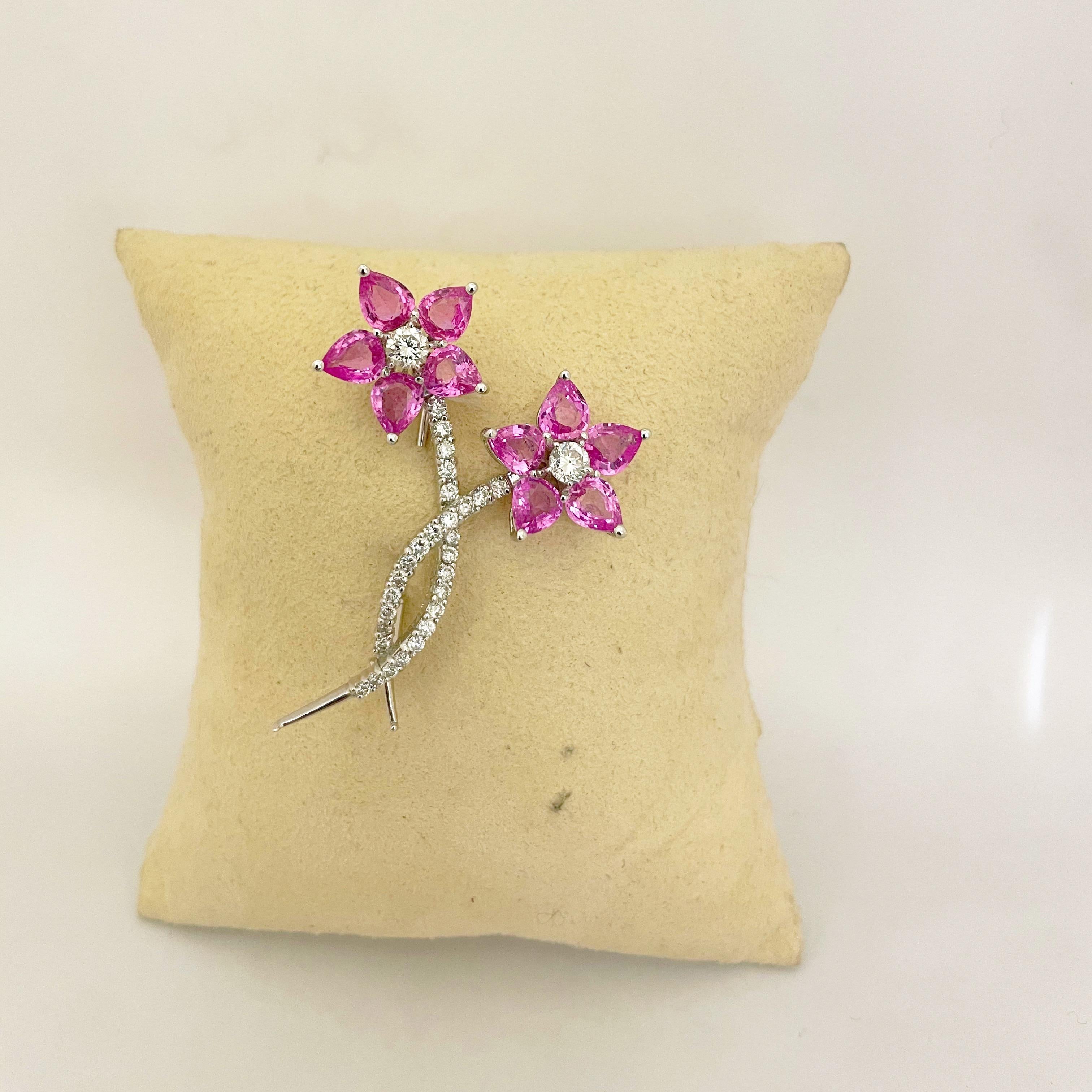 Taille poire Cellini Broche fleur en or 18 carats, saphir rose 6,26 carats et diamants 1,24 carat en vente