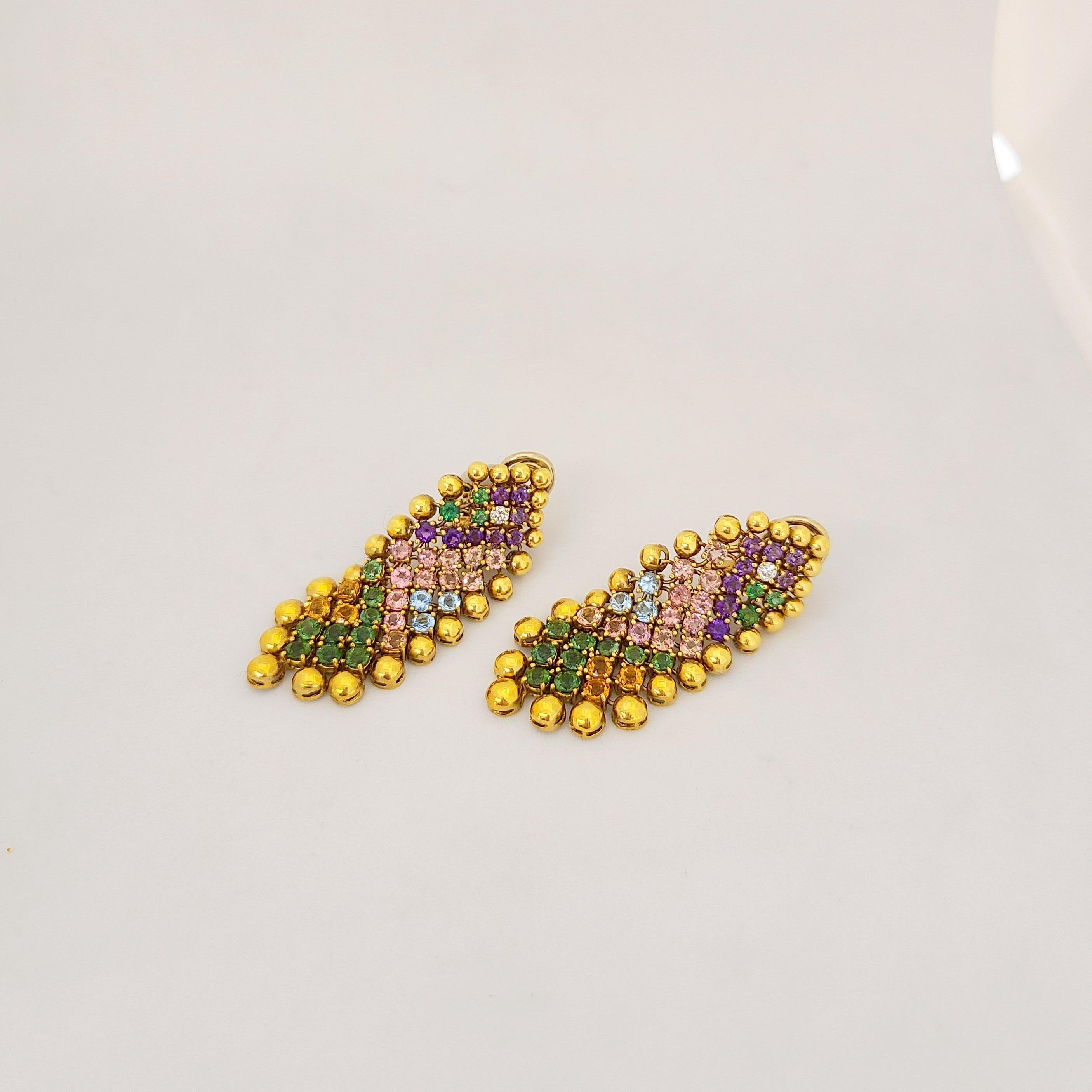 Cellini Jewelers Nyc, Spaß flexible Ohrringe Funktion 9.69Ct. von semi kostbaren Edelsteinen auf 18 Karat Gelbgold flexible Mesh gesetzt. Die Edelsteine sind von abgestuften Perlen aus 18 Karat Gelbgold umgeben. 
Die Ohrringe messen 2