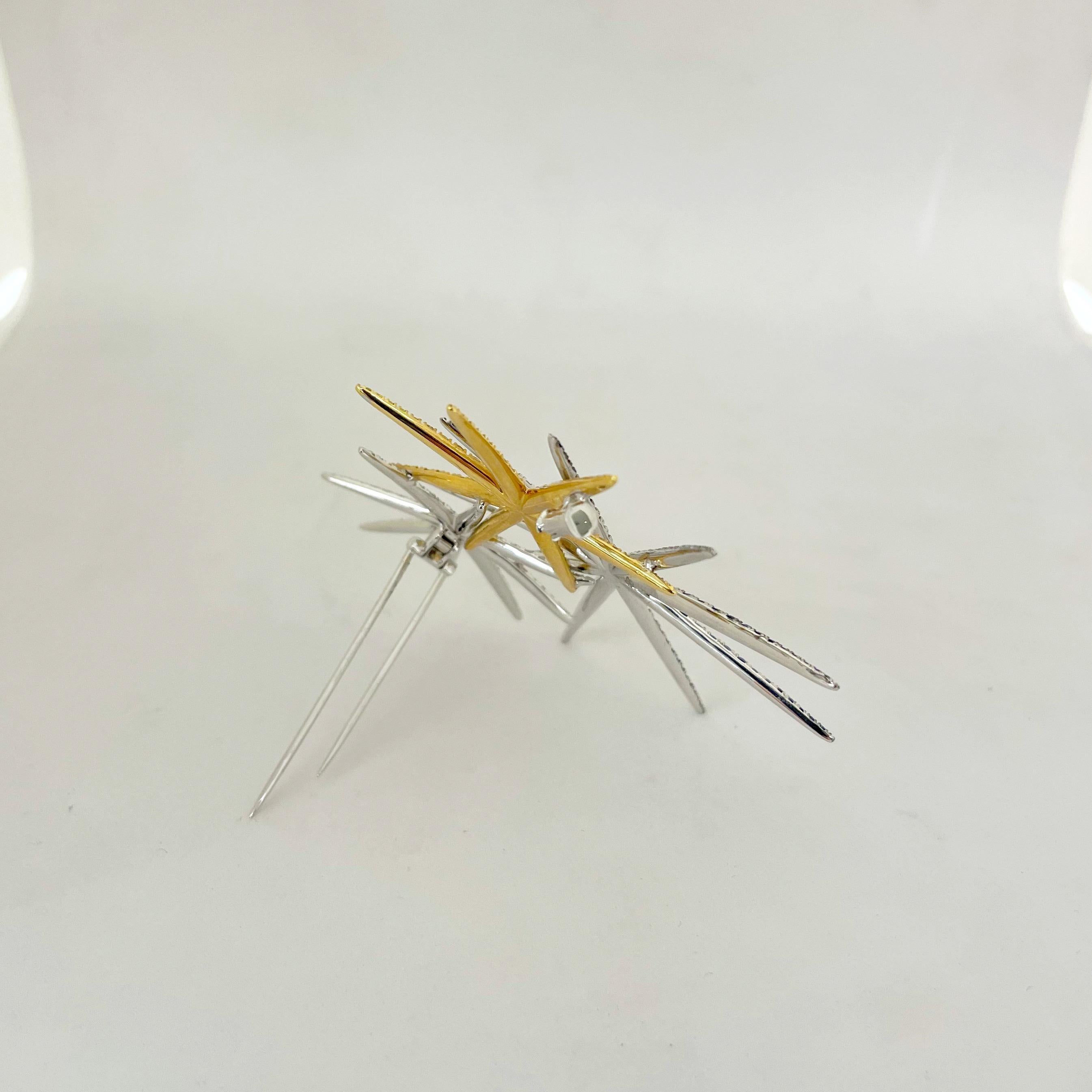 Taille ronde Cellini Broche feux d'artifice en or 18 carats WG avec saphirs bleus et jaunes et diamants en vente