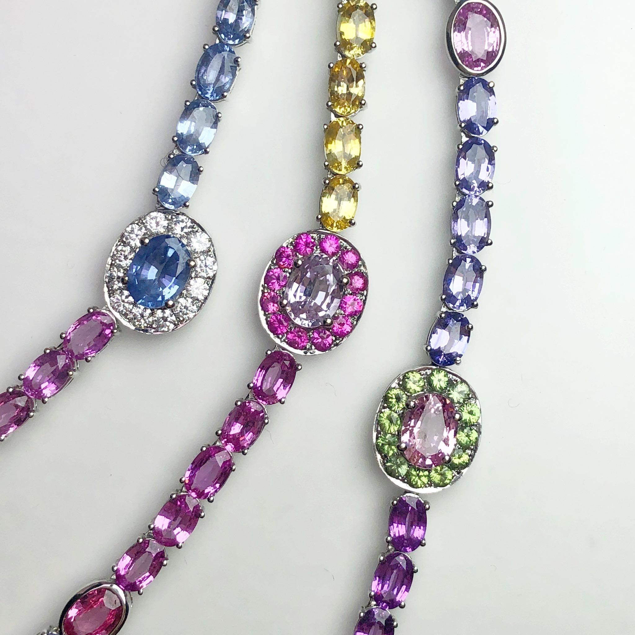Cellini: 3-reihige Halskette aus 18 Karat Gold, 149,5 Karat Regenbogen-Saphir und Diamant im Zustand „Neu“ im Angebot in New York, NY