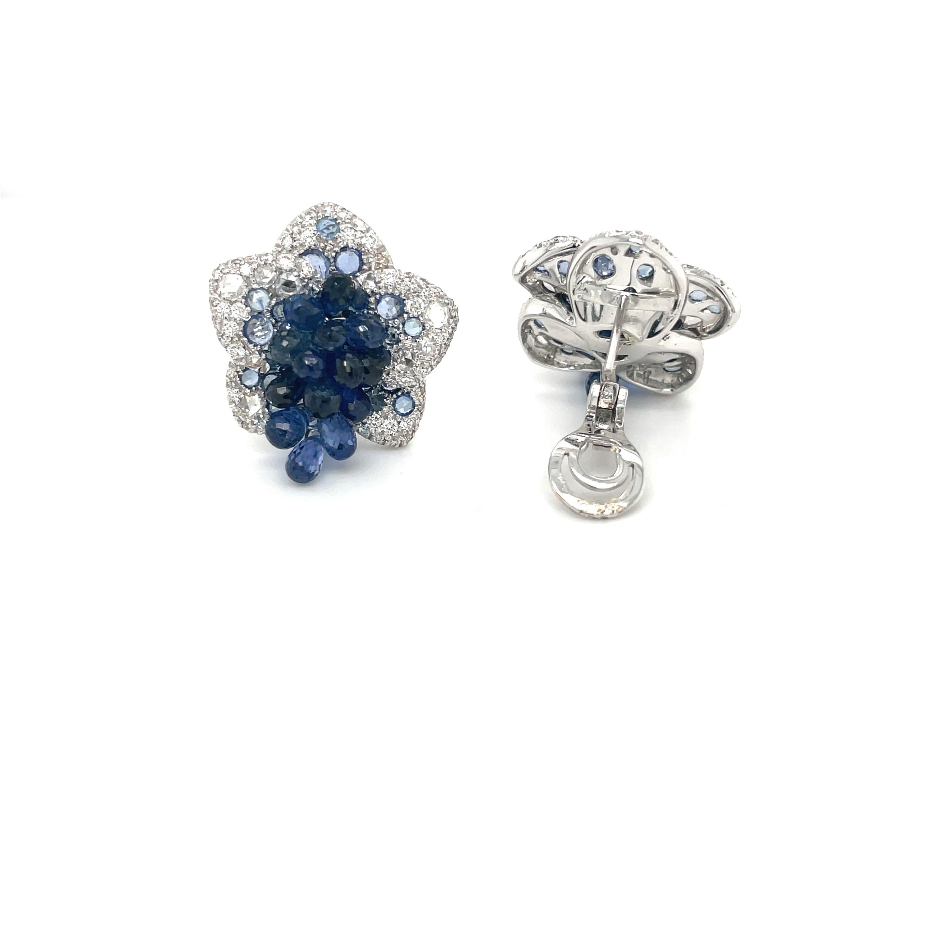 Taille briolette Cellini Boucles d'oreilles à fleurs en or blanc 18 carats avec saphir bleu 19,54 carats en vente