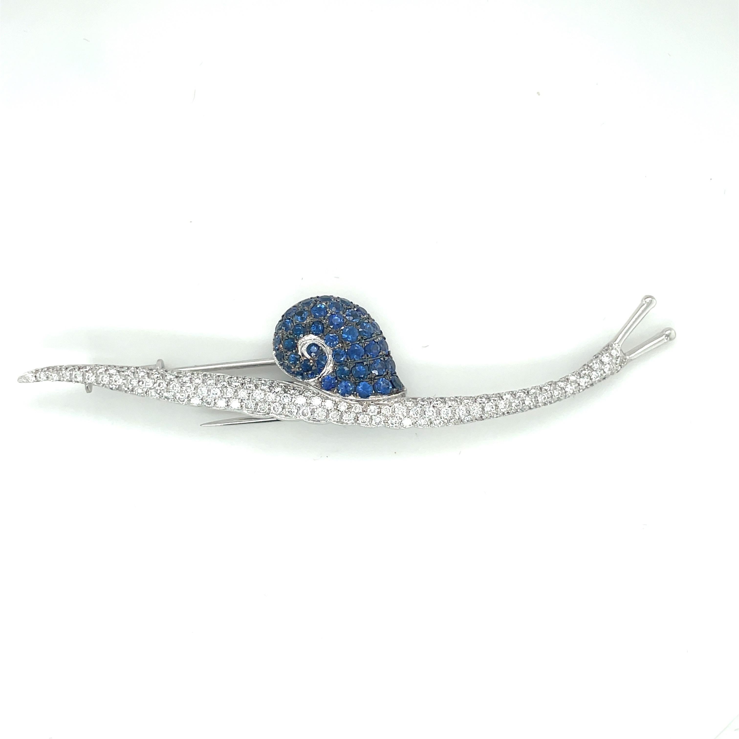 Moderne Cellini Broche escargot en or blanc 18 carats avec saphir bleu de 2,50 carats et diamants de 1,80 carat en vente