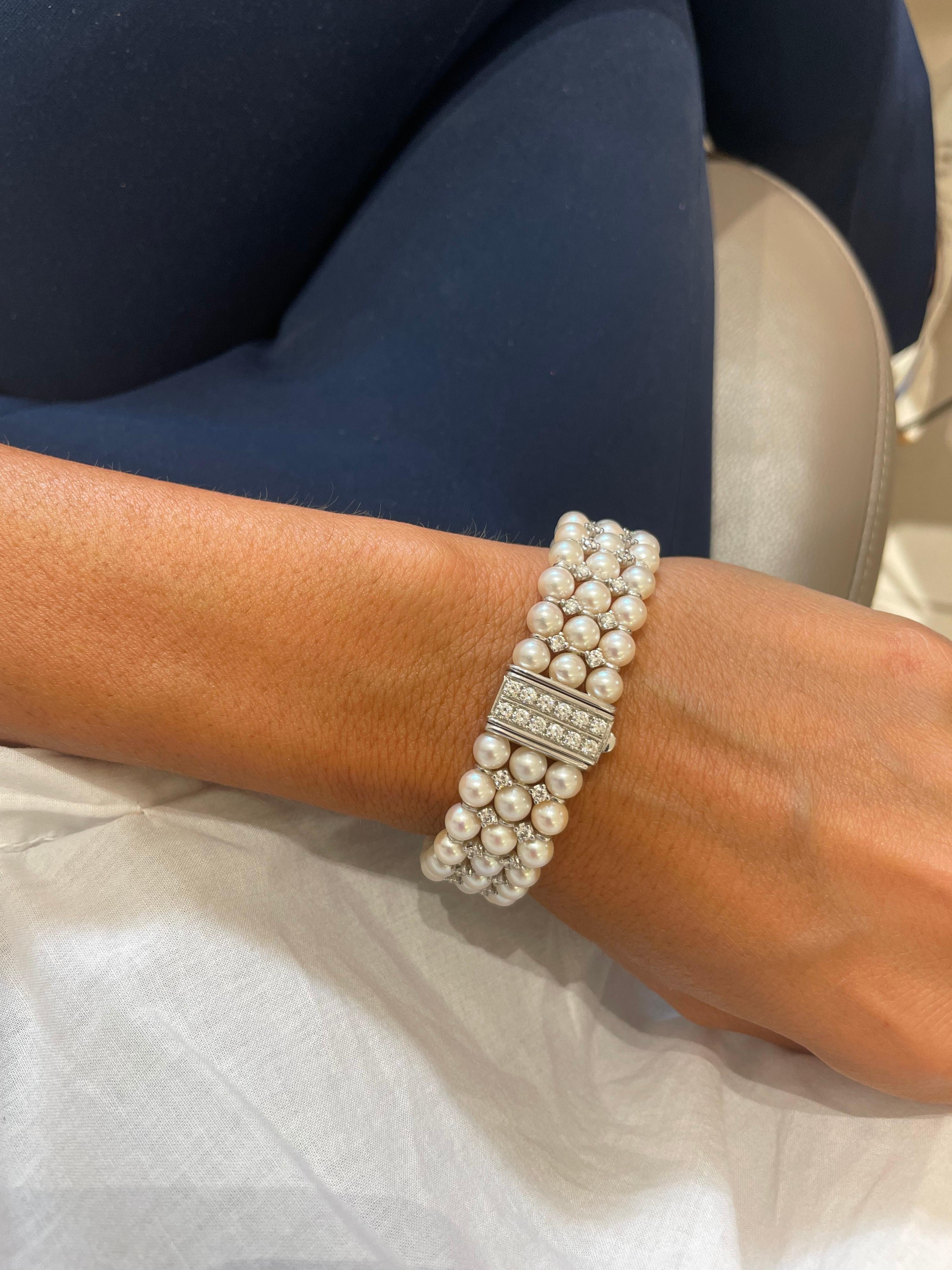 Moderne Cellini Bracelet en or blanc 18 carats avec 3 rangées de perles de culture et diamants de 2,90 carats en vente