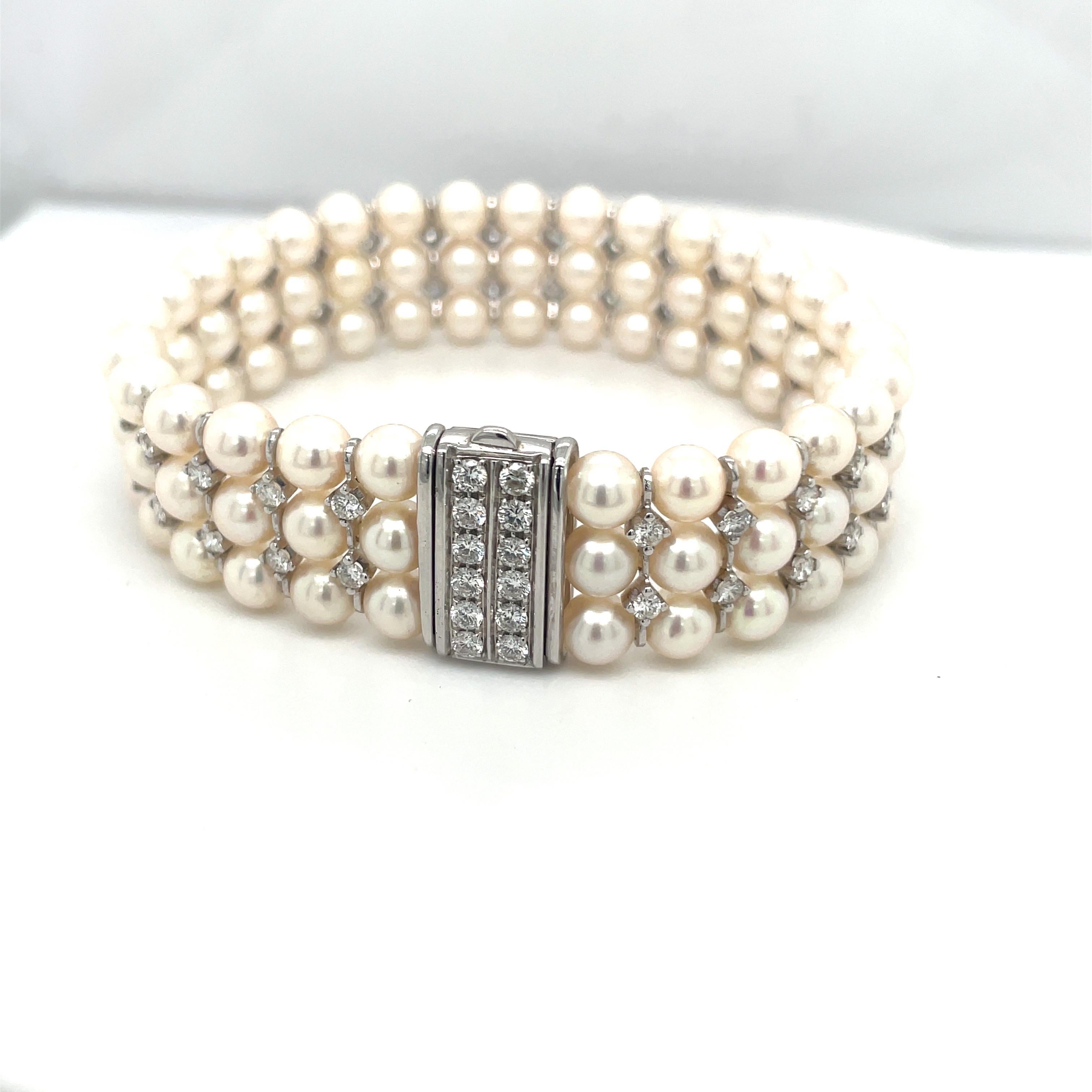 Taille ronde Cellini Bracelet en or blanc 18 carats avec 3 rangées de perles de culture et diamants de 2,90 carats en vente