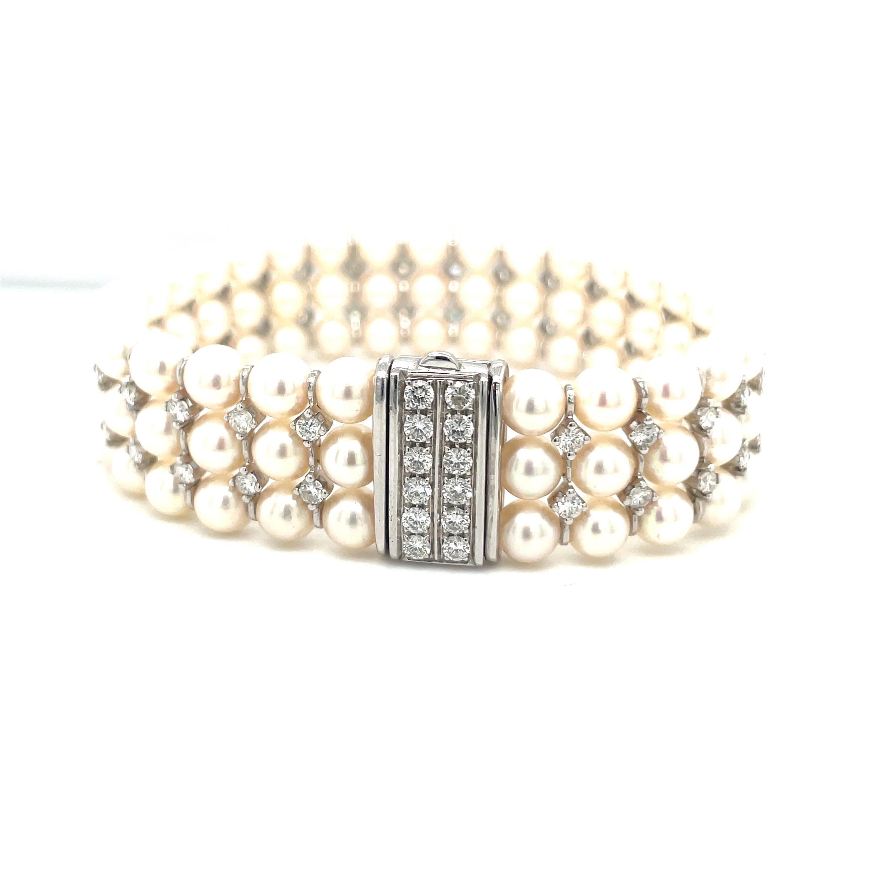 Cellini Bracelet en or blanc 18 carats avec 3 rangées de perles de culture et diamants de 2,90 carats en vente 1