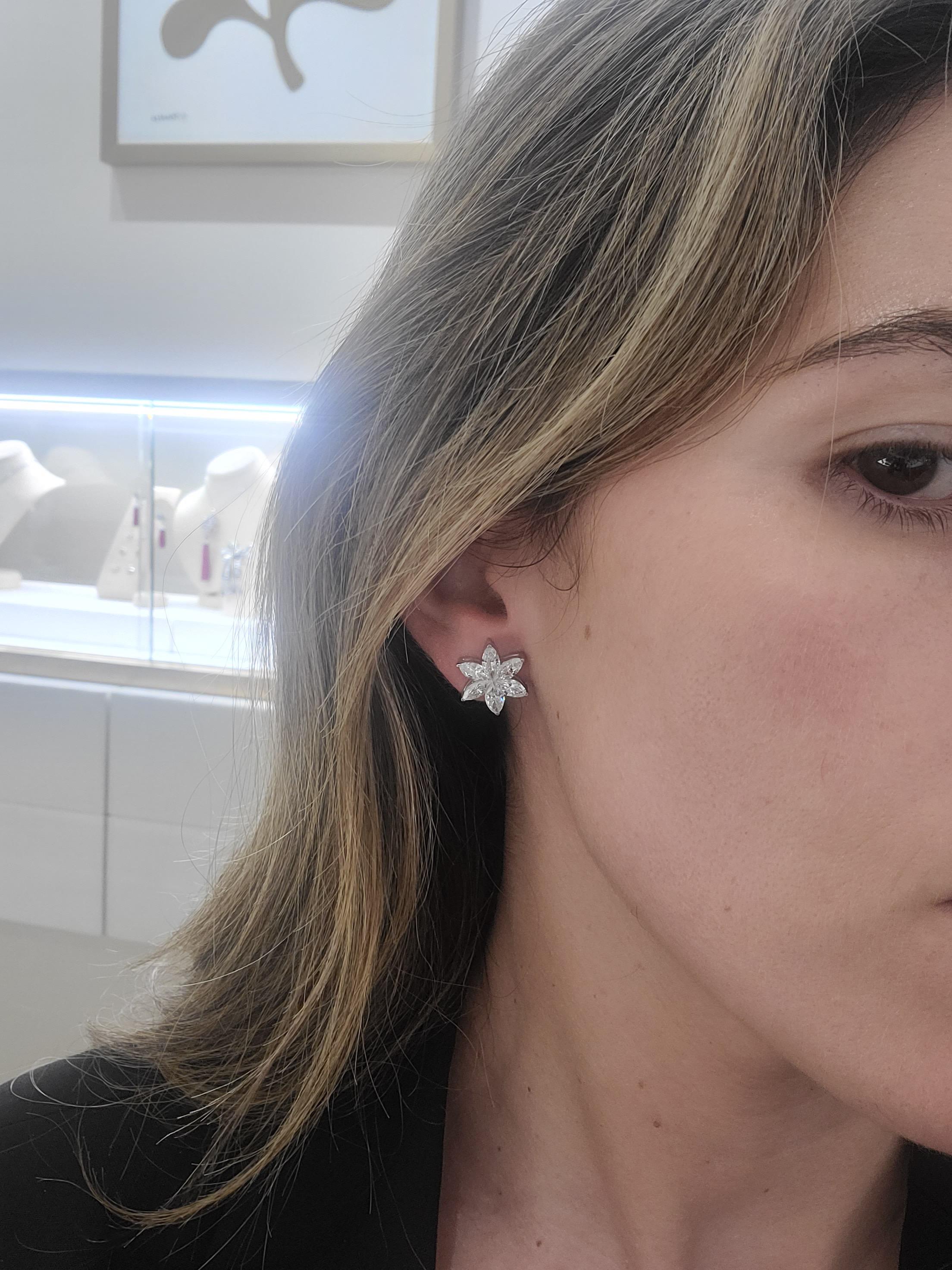 Femeninos y elegantes es la mejor manera de describir estos pendientes flor de diamantes. La flor está compuesta por 6 pétalos de diamantes de talla marquesa perfectamente tallados . Se colocan en  Oro blanco de 18 quilates, con pasador.
12 