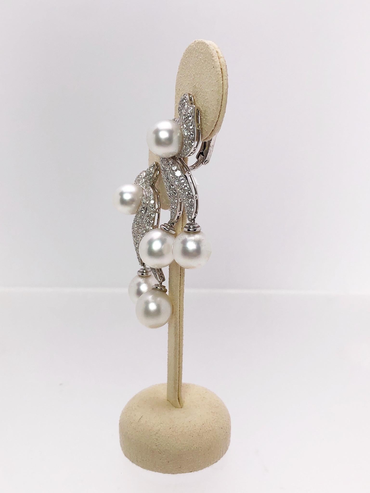Taille ronde Cellini Pendants d'oreilles en or 18 carats, diamants de 4,59 carats et perles des mers du Sud en vente