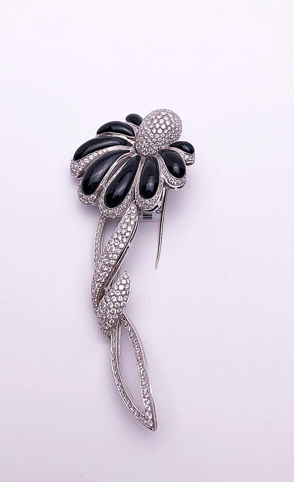 Contemporain Cellini Broche fleur en or blanc 18 carats, diamants de 5,50 carats et onyx en vente