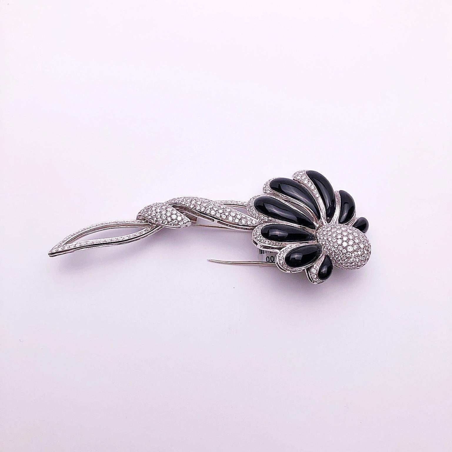 Taille ronde Cellini Broche fleur en or blanc 18 carats, diamants de 5,50 carats et onyx en vente