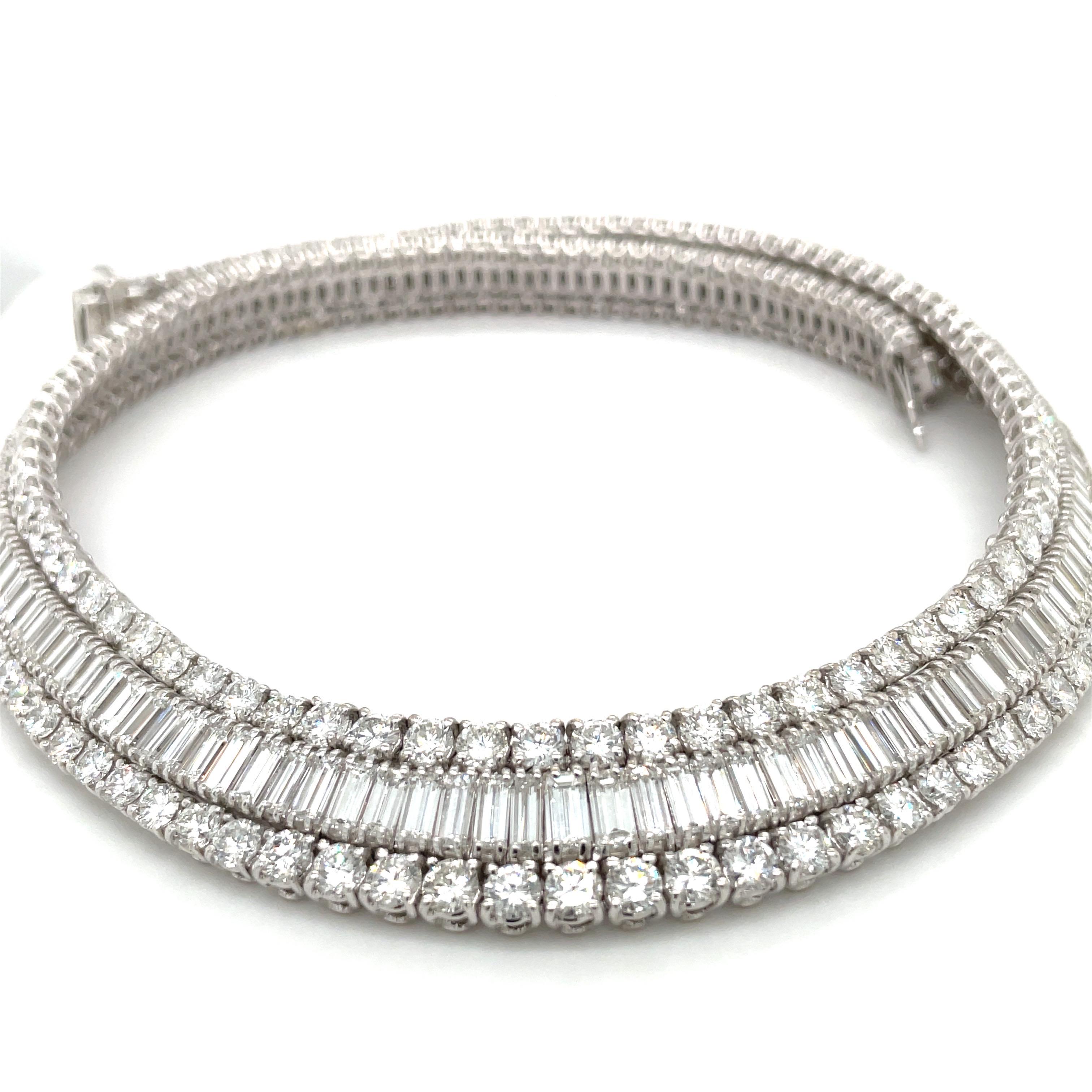 Taglio rotondo Cellini Oro Bianco 18KT 59,78. Collana con diamanti tondi e baguette in vendita