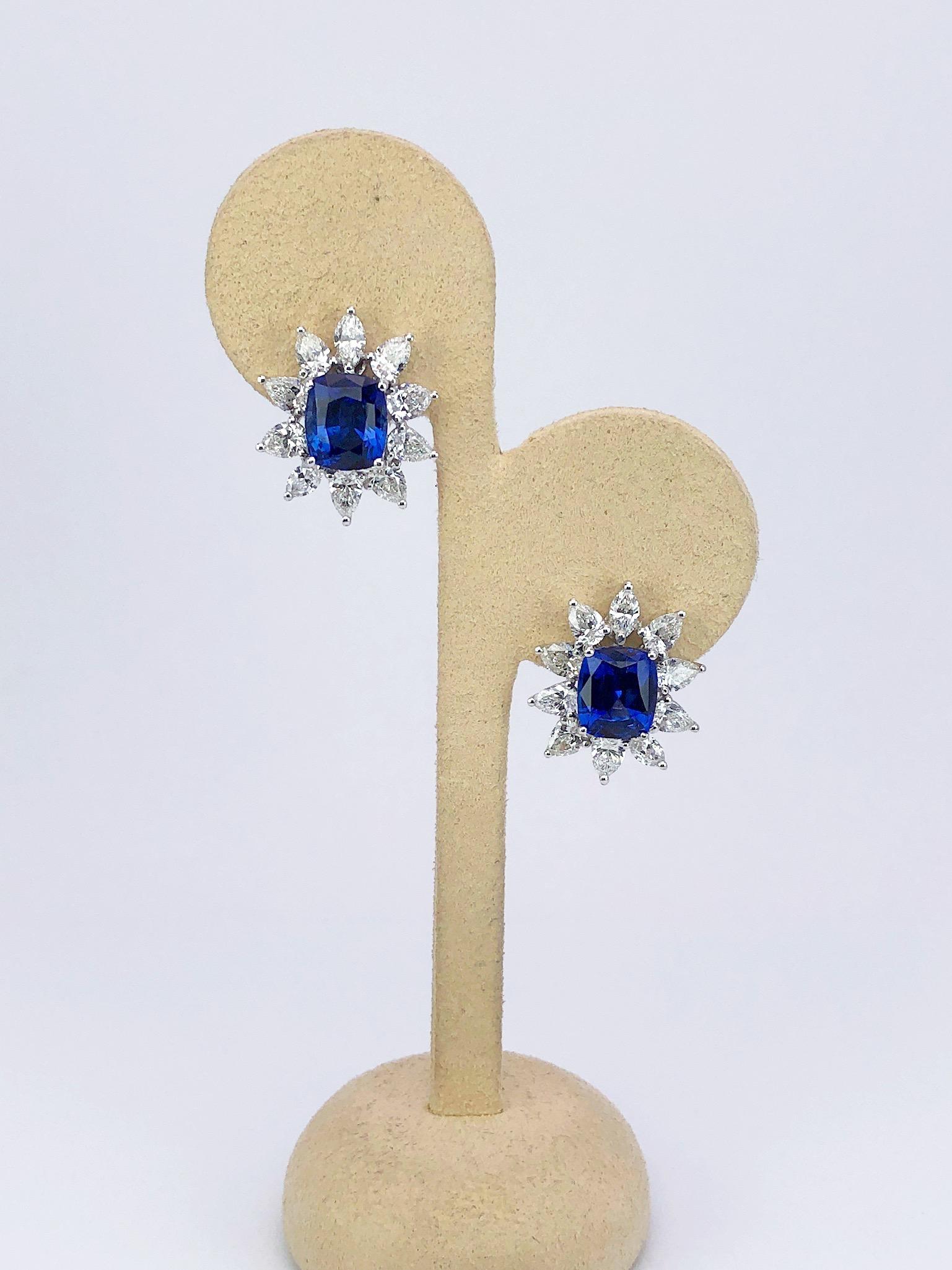 Taille coussin Or 18 carats 7,64 carats Cellini. Saphir bleu coussin et 3,85Ct. Boucles d'oreilles - Diamant en vente