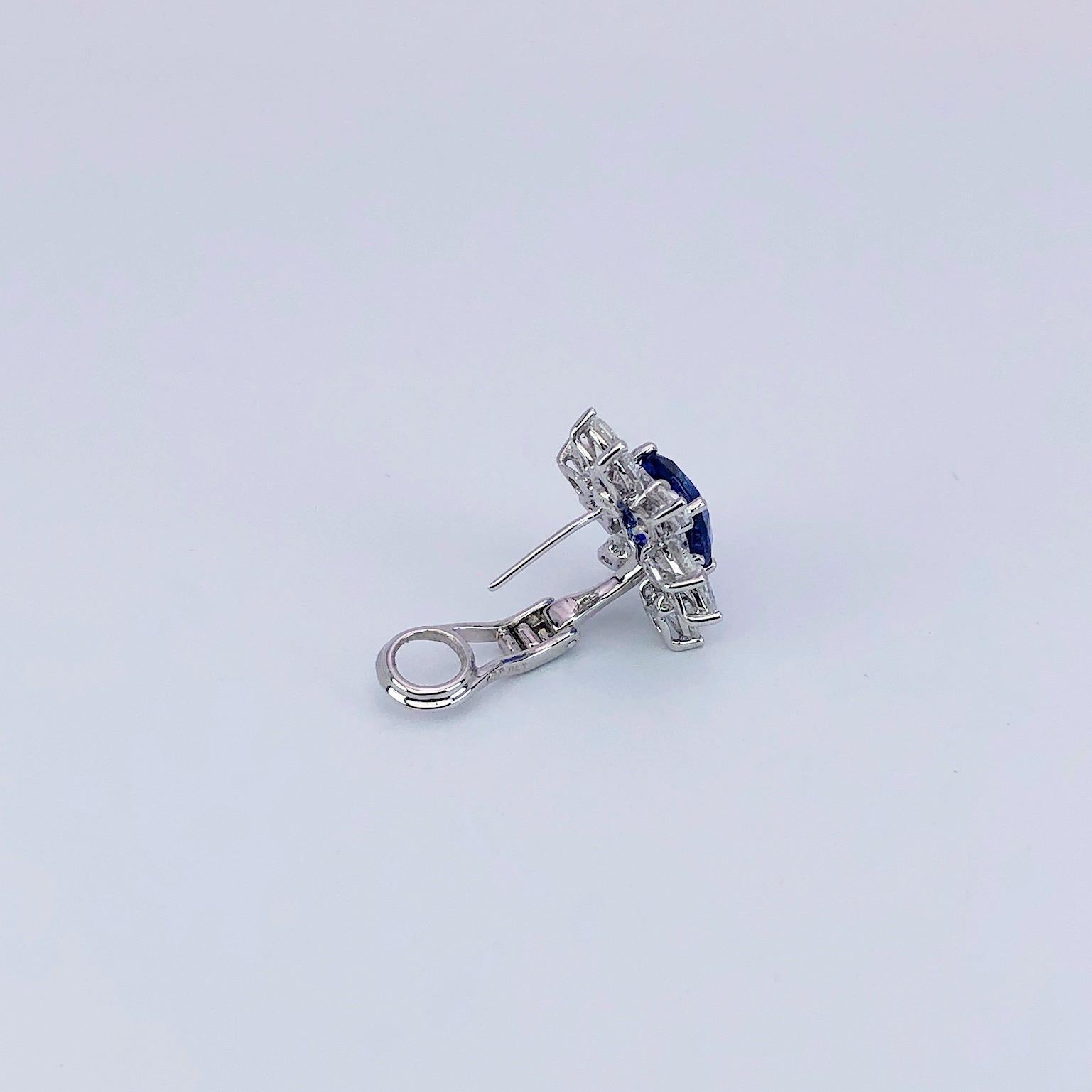 Or 18 carats 7,64 carats Cellini. Saphir bleu coussin et 3,85Ct. Boucles d'oreilles - Diamant Neuf - En vente à New York, NY
