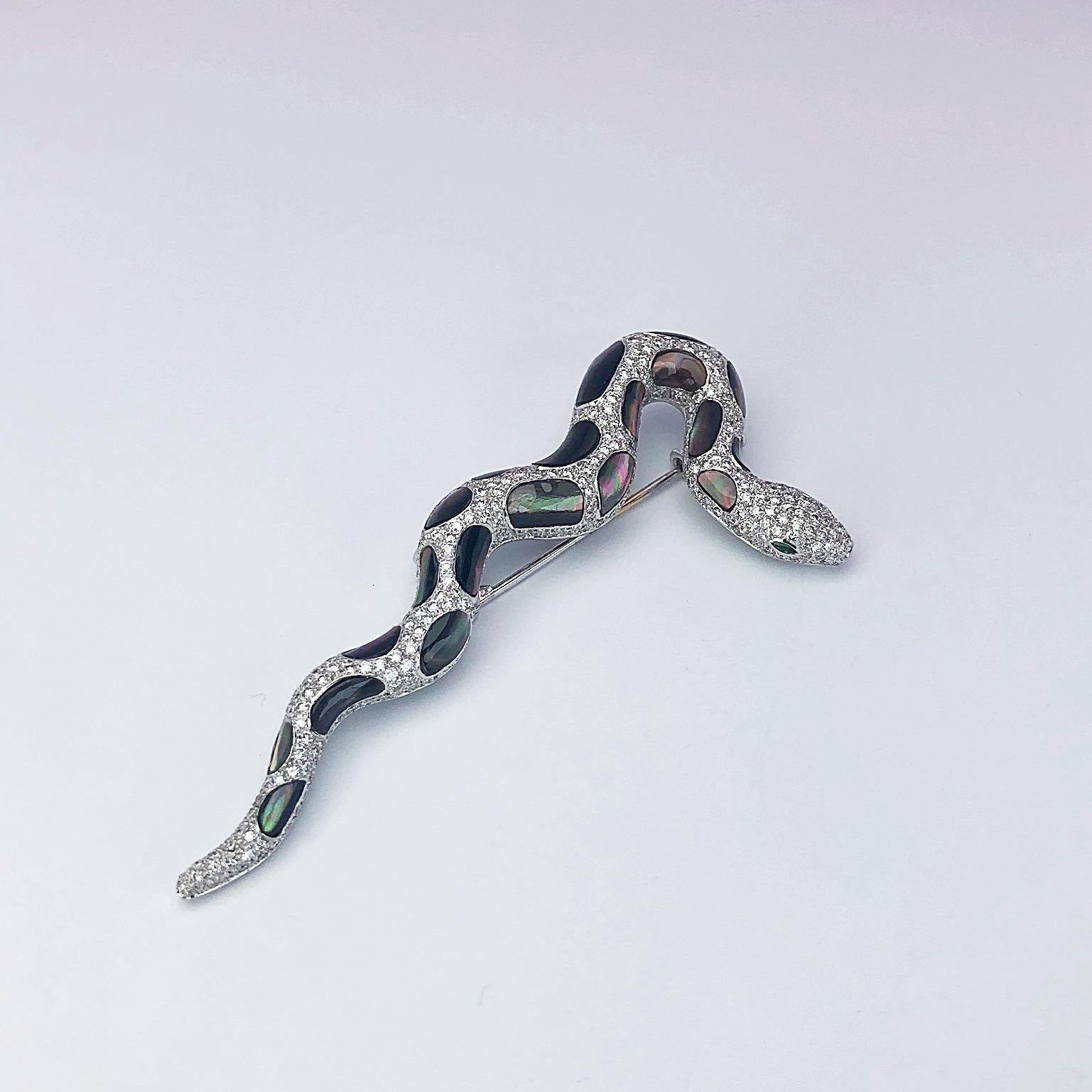 Moderne Cellini Broche serpent en or blanc 18 carats avec diamants et nacre noire en vente