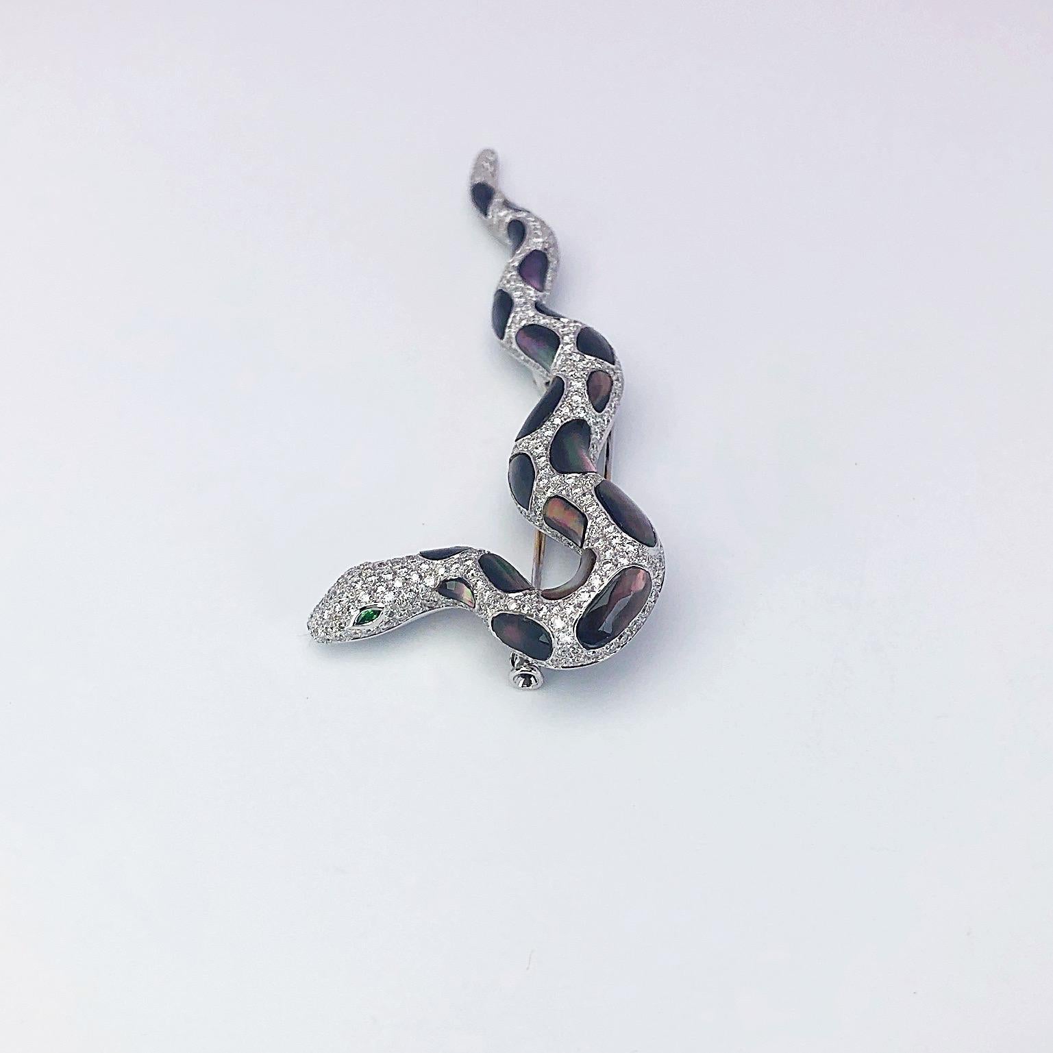 Taille ronde Cellini Broche serpent en or blanc 18 carats avec diamants et nacre noire en vente