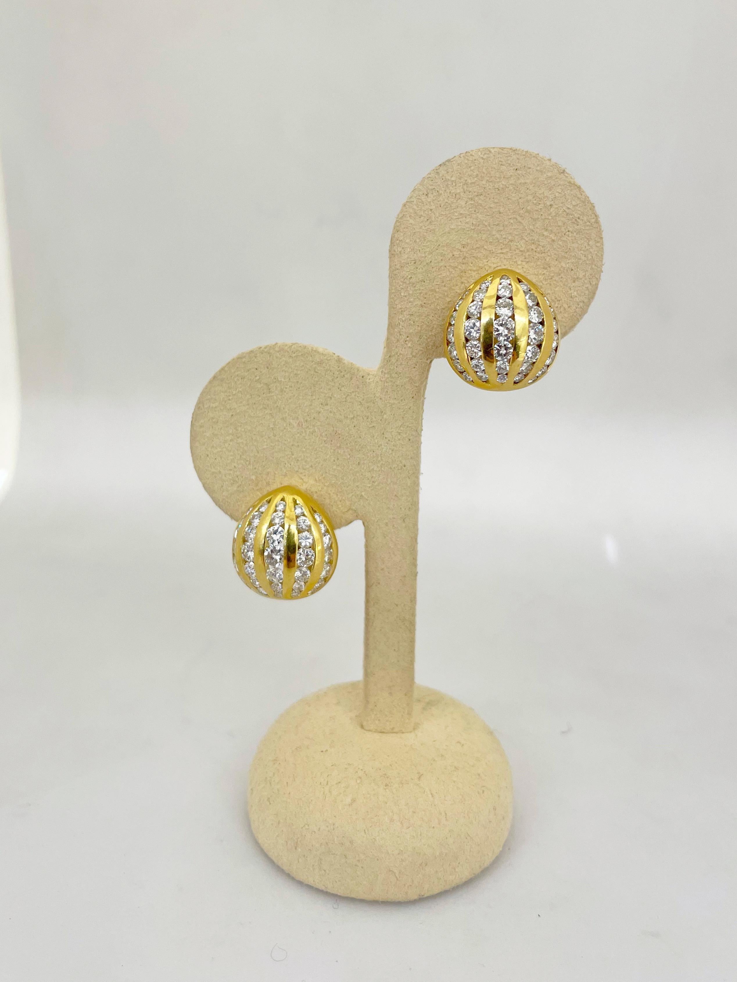 Taille ronde Cellini Boucles d'oreilles boutons en or jaune 18 carats avec diamants de 2,13 carats en vente