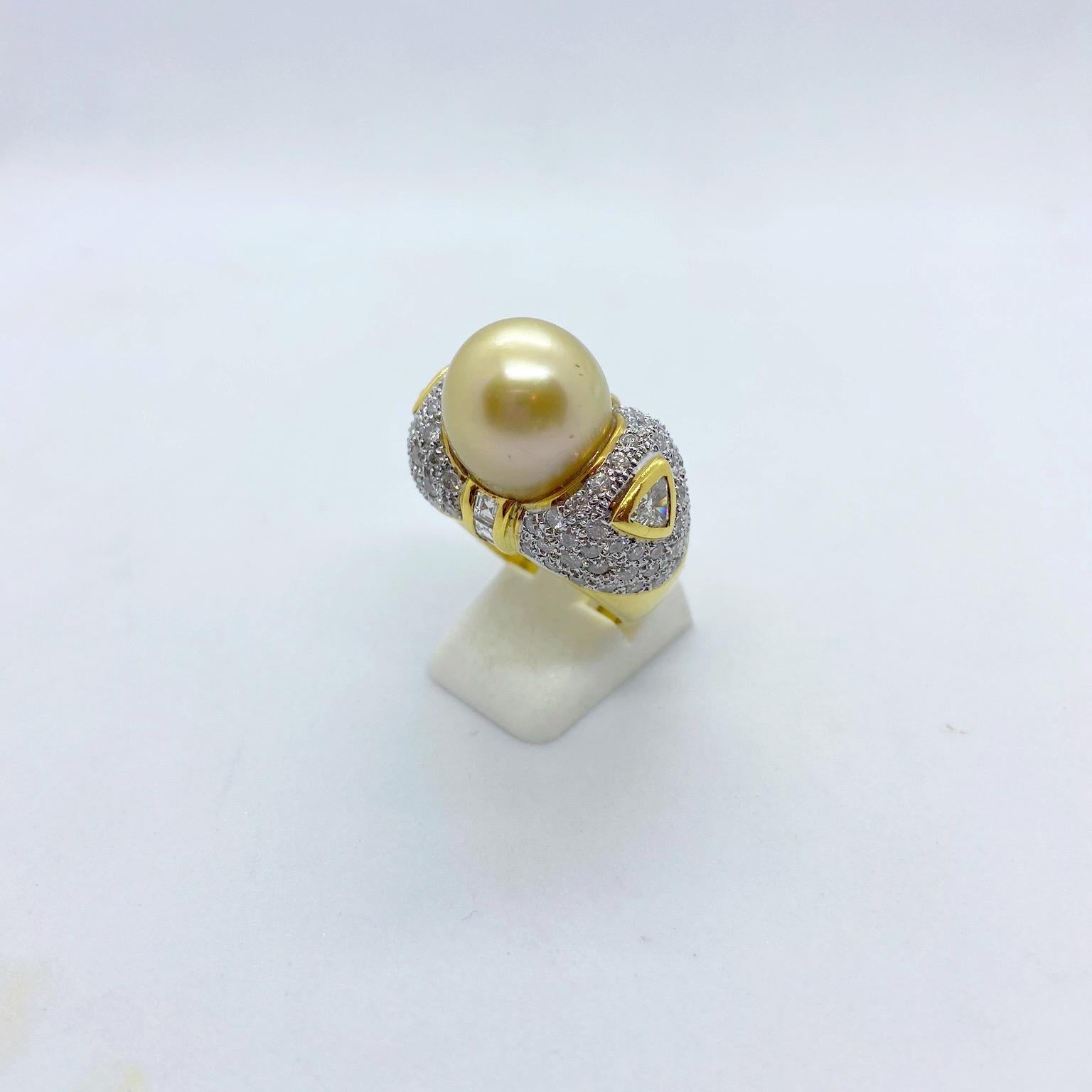 Taille trillion Cellini Bague en or jaune 18 carats, diamants de 3,60 carats et perle d'or des mers du Sud en vente