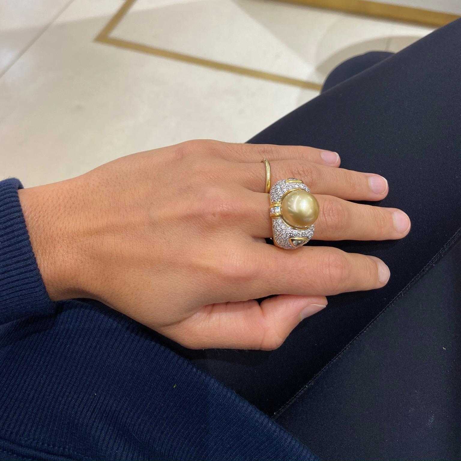 Women's or Men's Cellini 18 Karat Yellow Gold, 3.60 Carat Diamond and South Sea Golden Pearl Ring For Sale