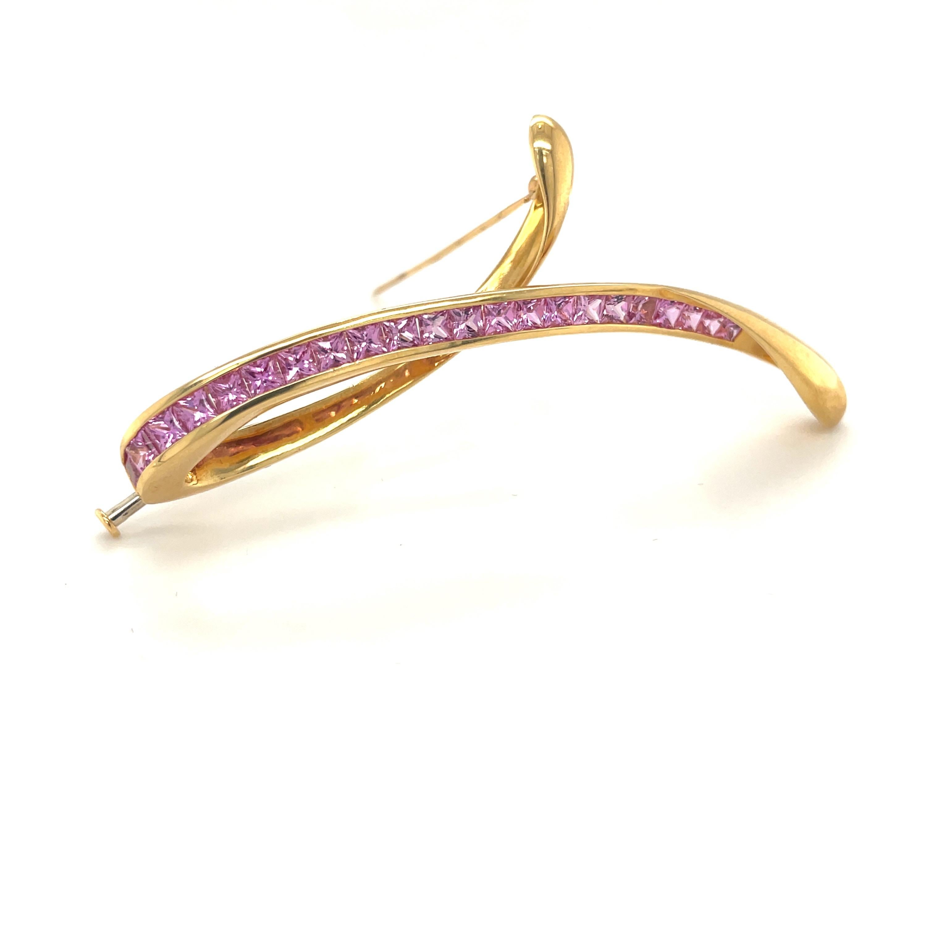 Princess Cut Cellini 18kt Yellow Gold 4.12 Ct Pink Sapphire Ribbon Brooch For Sale