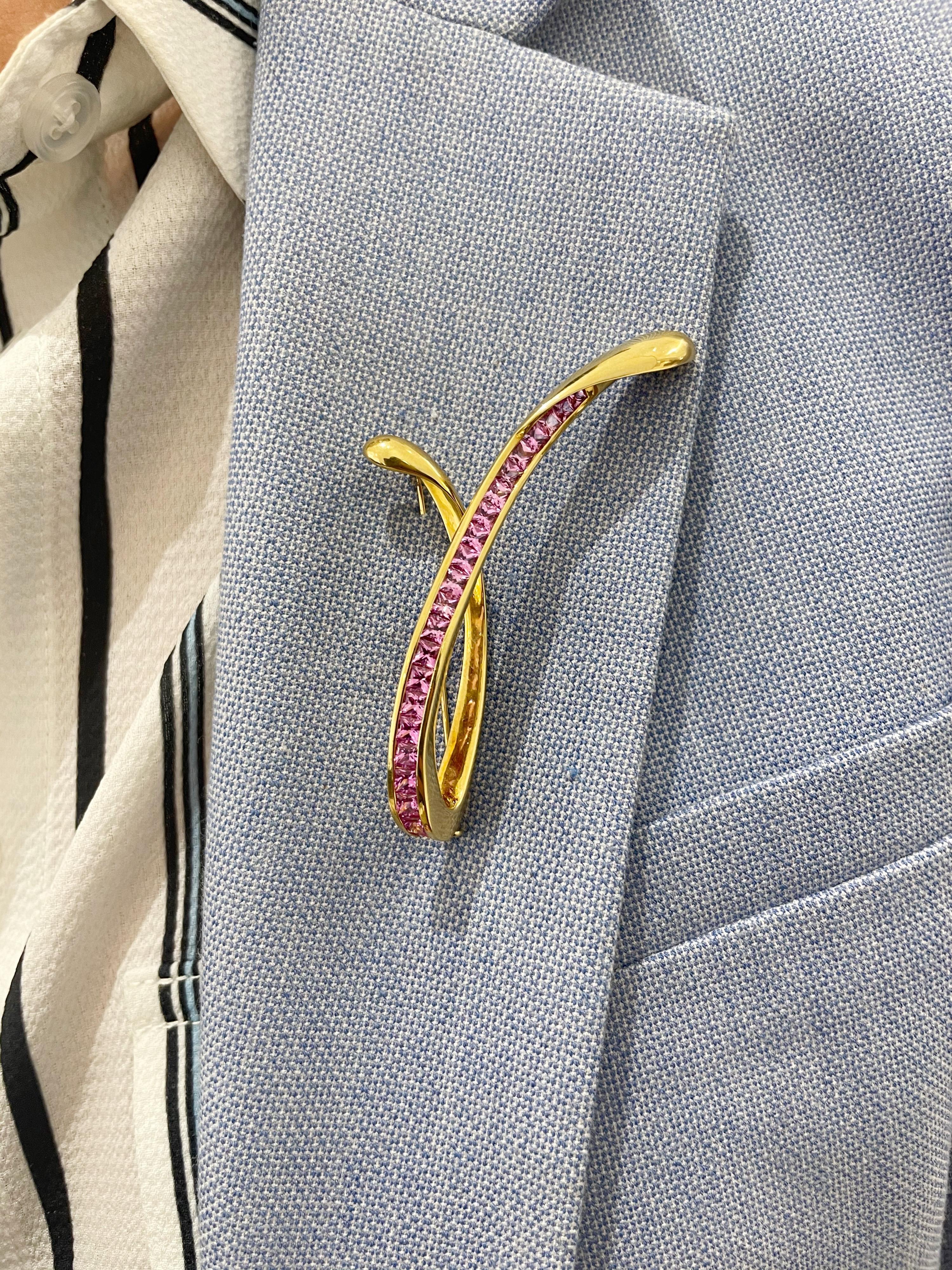 Cellini 18kt Yellow Gold 4.12 Ct Pink Sapphire Ribbon Brooch In New Condition For Sale In New York, NY