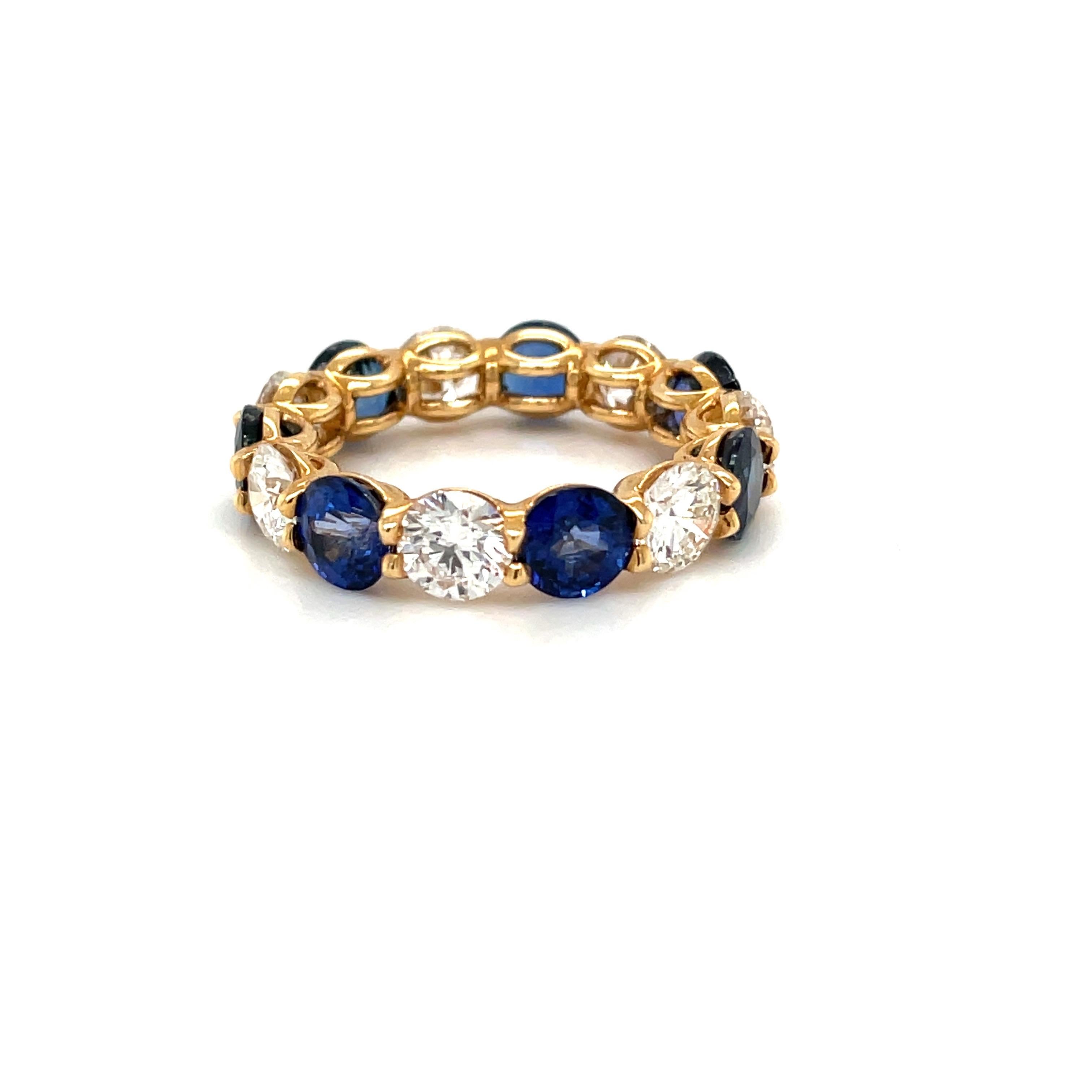 Runde blaue Saphire und Diamanten wechseln sich in einer handgefertigten Cellini-Fassung aus 18-karätigem Gelbgold mit geteilten Zacken ab.
Kundenspezifische Größen und Gewichte erhältlich. Wir bieten die gleichen Ringe auch in Rubin und Smaragd an.